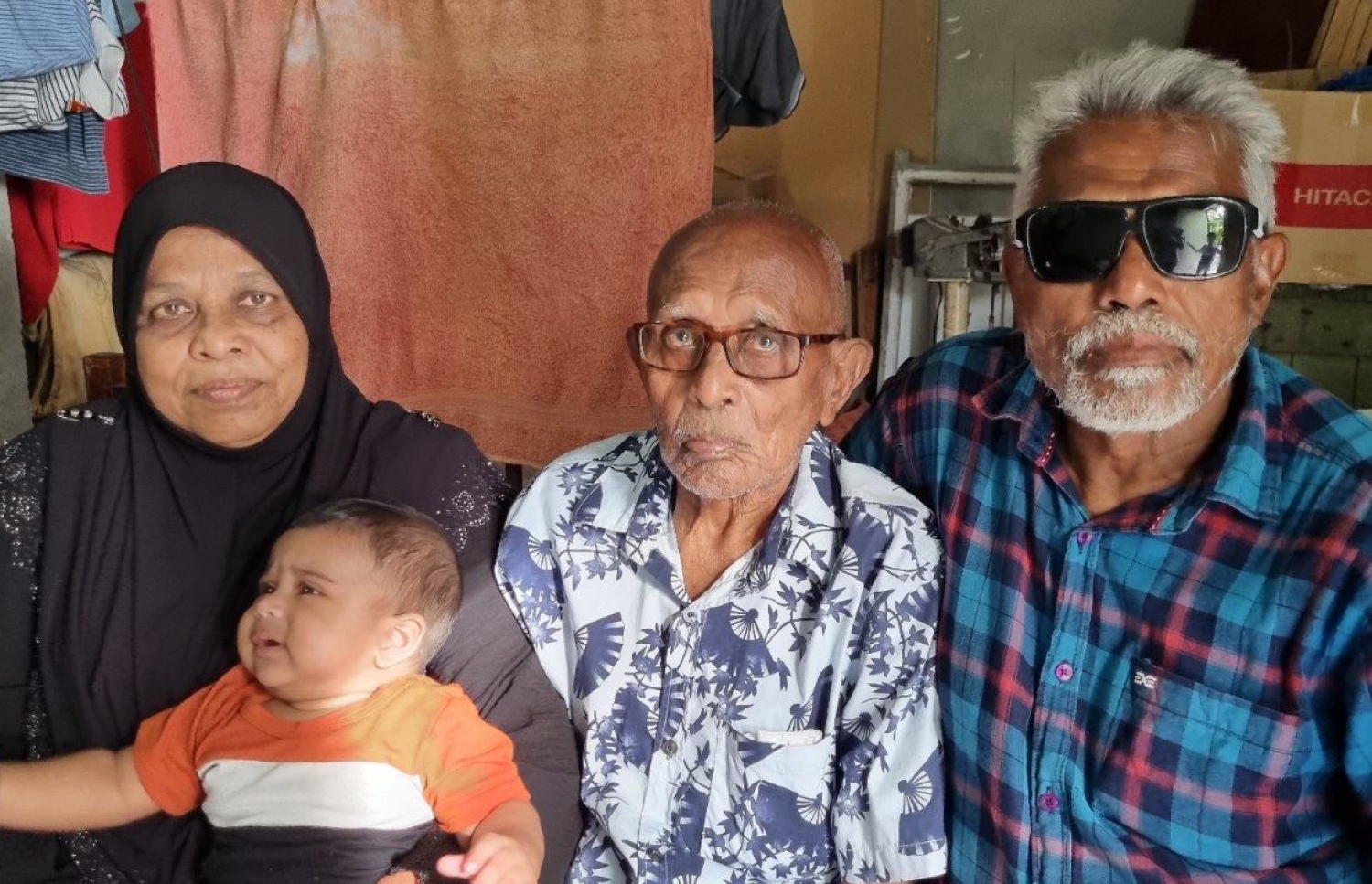 އަލީ ހުސެއިން ދަރިއަކާ އެކު ނަގާފައިވާ ފޮޓޯއެއް: އަދިވެސް އޭނާގެ ކިބައިން ފެންނަނީ ޒުވާން އިރުގެ މުރާލިކަން ކަމަށް އާއިލާ އިން ބުނޭ.