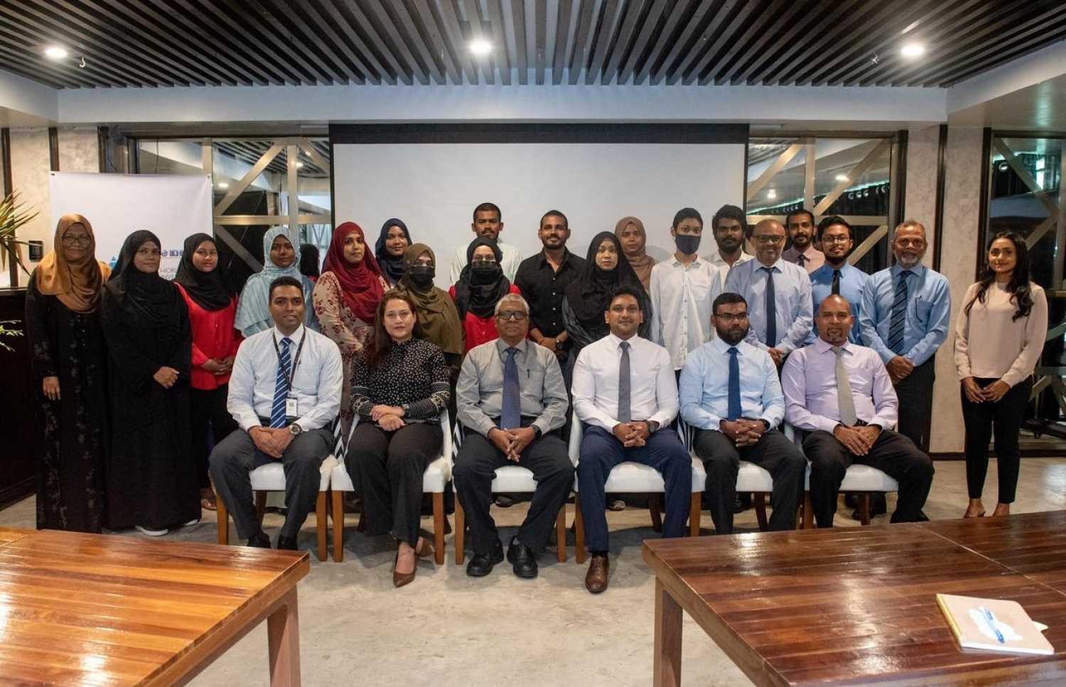 އިންވެސްޓާ ވީކު ފާހަގަކުރުމަށް ބޭއްވި ރަސްމިއްޔާތުގެ ބައިވެރިންނާއި އެކު ސީއެމްޑީއޭގެ އިސްވެރިން. -- ފޮޓޯ: ސީއެމްޑީއޭ