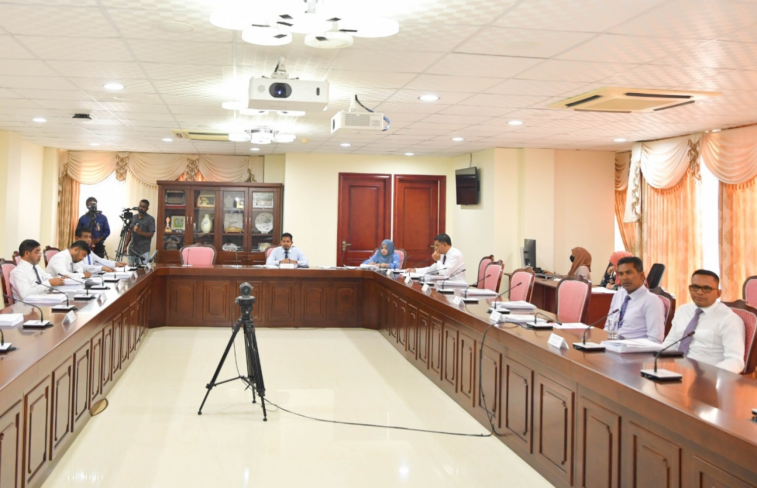 ޕީއެސްއެމްއާ ގުޅޭ 100 މިލިއަން ރުފިޔާގެ ކޮރަޕްޝަންގެ މައްސަލާގައި އެ ކުންފުނީގެ ބޯޑު ޖަވާބުދާރީކުރުވުމަށް މަޖިލީހުގެ ދައުލަތުގެ ކުންފުނިތަކާ ބެހޭ ކޮމެޓީން ބޭއްވި ބައްދަލުވުން -- ފޮޓޯ: ރައްޔިތުންގެ މަޖިލިސް