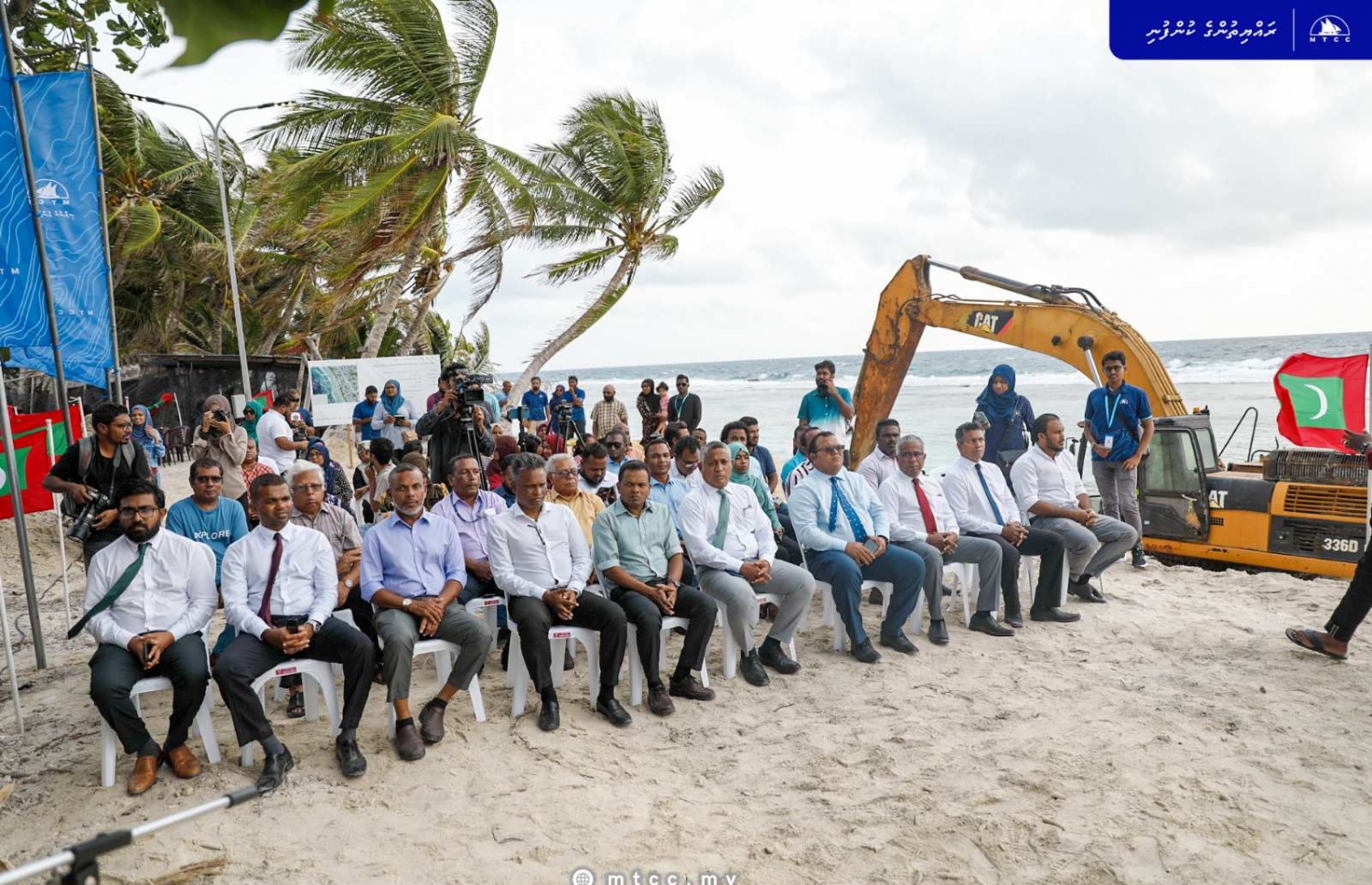 ހިތަދޫ ގޮނޑުދޮށް ހިމާޔަތްކުރުމުގެ މަޝްރޫއުގެ އަމަލީ މަސައްކަތް ފެށުމަށް ބޭއްވި ރަސްމިއްޔާތުގެ ތެރެއިން ---ފޮޓޯ: އެމްޓީސީސީ