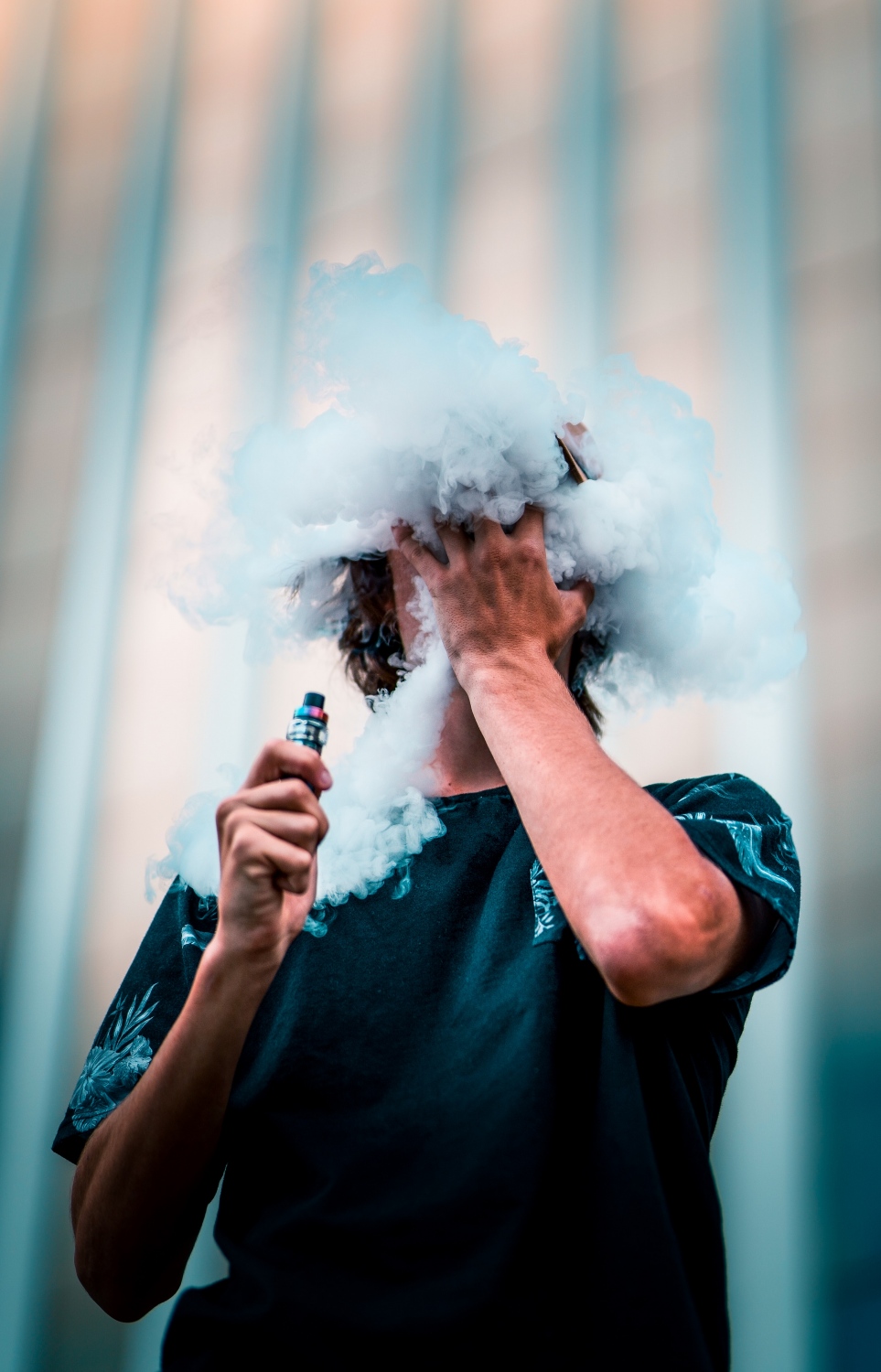 ޒުވާނަކު ވޭޕްކުރަނީ: އަހަރުތަކެއް ކުރިން އެމެރިކާގައި ވަނީ ވޭޕާ ގުޅުން ހުރި މަރުތައް ގިނަވެފައި. -- ފޮޓޯ: ޕެކްސެލް