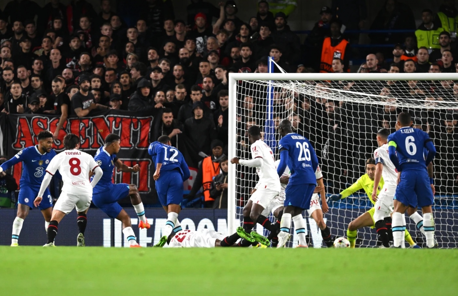 ފޮފާނާ، އޭނާގެ ފުރަތަމަ ޗެމްޕިއަންސް ލީގު ގޯލާ އެކު ޗެލްސީ އަށް ލީޑޫ ނަގައިދެނީ.-- ފޮޓޯ: ޗެލްސީ