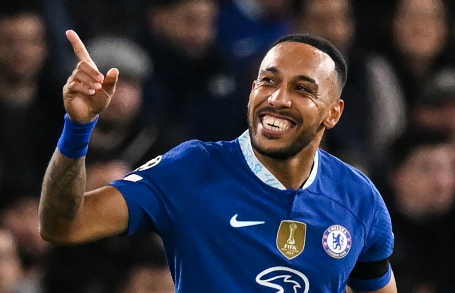 ޗެލްސީގެ ދެވަނަ ލަނޑު ޖެހުމަށް ފަހު އޮބާމެޔަންގް. މިއީ އޭނާ އިނގިރޭސި ކުލަބެއްގައި ޗެމްޕިއަންސް ލީގުގައި ލަނޑު ޖެހި ފުރަތަމަ ފަހަރު. -- ފޮޓޯ: އޭއެފްޕީ