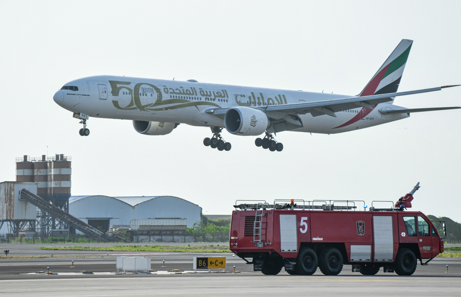 ވީއައިއޭގެ އާ ރަންވޭގެ ފުރަތަމަ މަތިންދާބޯޓު އެ އެއާޕޯޓަށް ޖައްސަނީ.---ފޮޓޯ: ނިޝާން އަލީ / މިހާރު