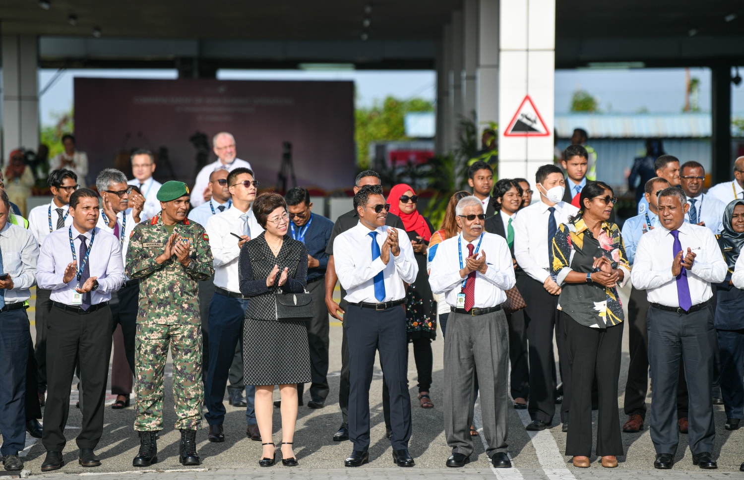 އާ ރަންވޭ ބޭނުންކުރަން ފެށުމަށް މިއަދު ހެނދުނު ބޭއްވި ރަސްމިއްޔާތުގައި ނައިބު ރައީސް ފައިސަލް ނަސީމާއި އެމްއޭސީއެލްގެ ބޯޑުގެ ޗެއާމަން އެމްޔޫ މަނިކާއި ރާއްޖޭގައި ހުންނަވާ ޗައިނާގެ ސަފީރު އަދި ސަރުކާރާއި އެމްއޭސީއެލްގެ ބައެއް އިސްވެރިން.---ފޮޓޯ: ނިޝާން އަލީ| މިހާރު