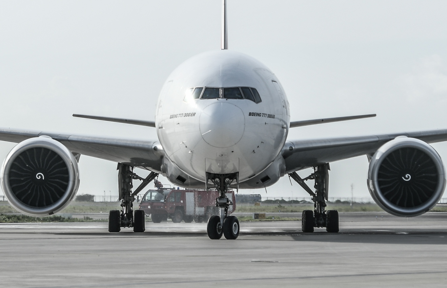 ވީއައިއޭގެ އާ ރަންވޭ އަށް މިއަދު ފުރަތަމަ ޖެއްސި އެމިރޭޓްސްގެ މަތިންދާބޯޓަށް ވޯޓަ ސެލިއުޓެއް ދެނީ.---ފޮޓޯ: ނިޝާން އަލީ| މިހާރު