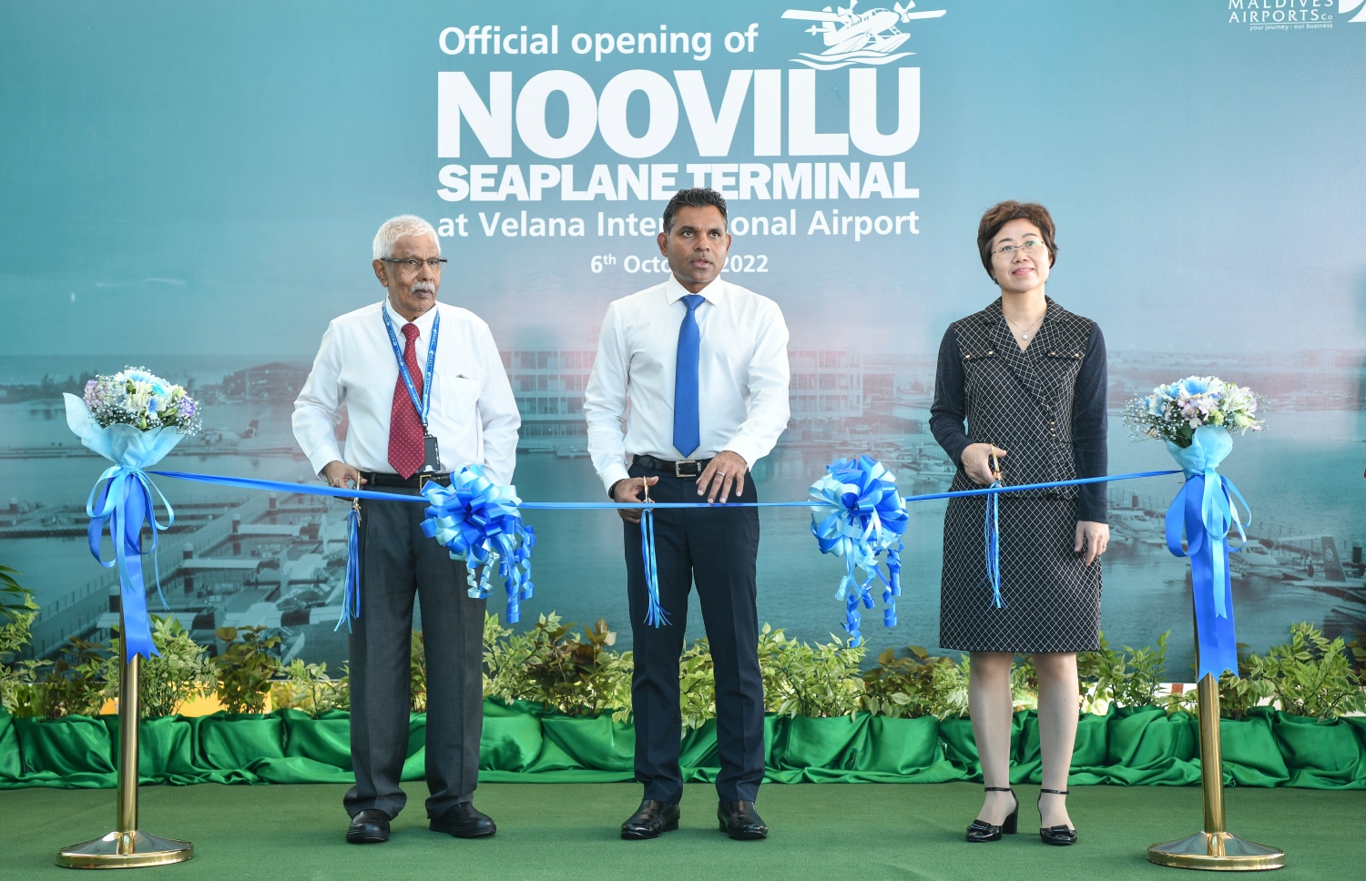 ޗައިނާއިން ރާއްޖެއަށް ކަނޑައަޅާފައި ހުންނަ ސަފީރު (ކ)، ނައިބު ރައީސް ފައިސަލް ނަސީމު އަދި އެމްއޭސީއެލްގެ ޗެއާމަން އެމް.ޔޫ އުމަރު މަނިކު(ވ) މިއަދު ބޭއްވި ޓާމިނަލް ހުޅުވުމުގެ ރަސްމިއްޔާތުގަ. ފޮޓޯ: ނިޝާން އަލީ | މިހާރު