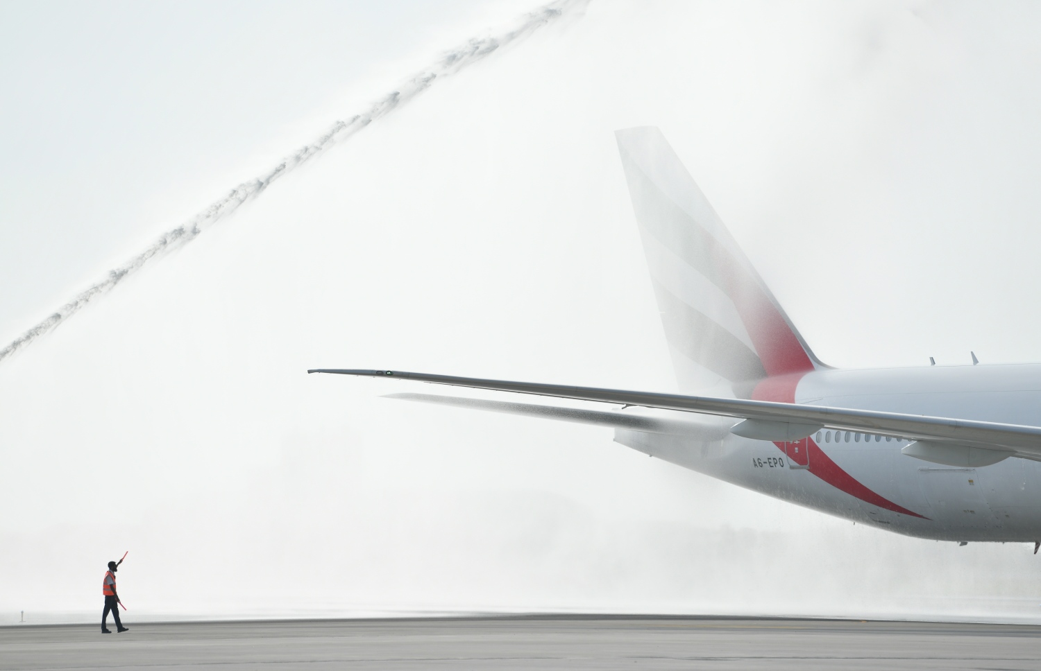 ވީއައިއޭގެ އާ ރަންވޭ އަށް މިއަދު ފުރަތަމަ ޖެއްސި އެމިރޭޓްސްގެ މަތިންދާބޯޓަށް ވޯޓަ ސެލިއުޓެއް ދެނީ.---ފޮޓޯ: ނިޝާން އަލީ| މިހާރު