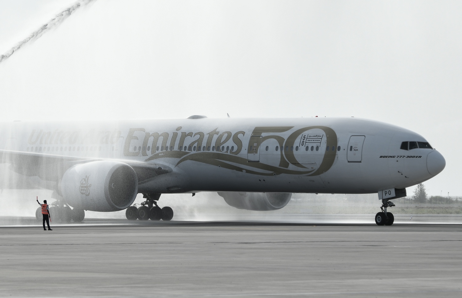 ވީއައިއޭގެ އާ ރަންވޭ އަށް މިއަދު ފުރަތަމަ ޖެއްސި އެމިރޭޓްސްގެ މަތިންދާބޯޓަށް ވޯޓަ ސެލިއުޓެއް ދެނީ.---ފޮޓޯ: ނިޝާން އަލީ| މިހާރު