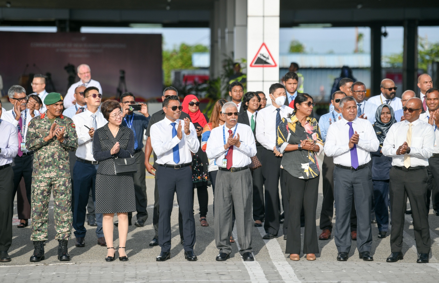 އާ ރަންވޭ ބޭނުންކުރަން ފެށުމަށް މިއަދު ހެނދުނު ބޭއްވި ރަސްމިއްޔާތުގައި ނައިބު ރައީސް ފައިސަލް ނަސީމާއި އެމްއޭސީއެލްގެ ބޯޑުގެ ޗެއާމަން އެމްޔޫ މަނިކާއި ރާއްޖޭގައި ހުންނަވާ ޗައިނާގެ ސަފީރު އަދި ސަރުކާރާއި އެމްއޭސީއެލްގެ ބައެއް އިސްވެރިން.---ފޮޓޯ: ނިޝާން އަލީ| މިހާރު