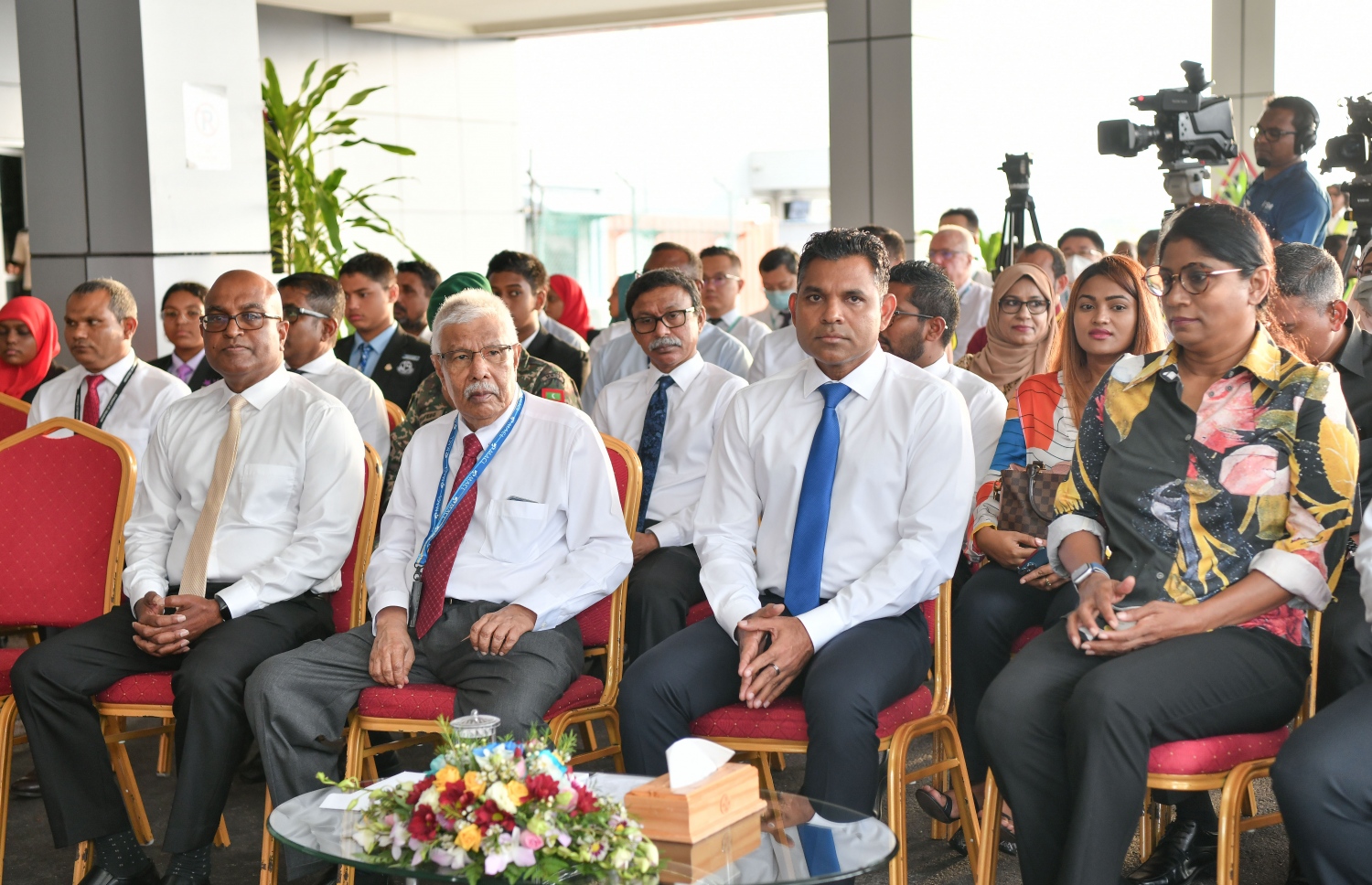 އާ ރަންވޭ ބޭނުންކުރަން ފެށުމަށް މިއަދު ހެނދުނު ވީއައިއޭގައި ބޭއްވި ރަސްމިއްޔާތުގައި ނާއިބު ރައީސް ފައިސަލް ނަސީމް އާއި އެމްއޭސީއެލްގެ ޗެއާމަން މުހައްމަދު އުމަރު މަނިކުގެ އިތުރުން ސަރުކާރުގެ ބައެއް އިސްވެރިން ބައިވެރިވަނީ--. ފޮޓޯ: ނިޝާން އަލީ/މިހާރު