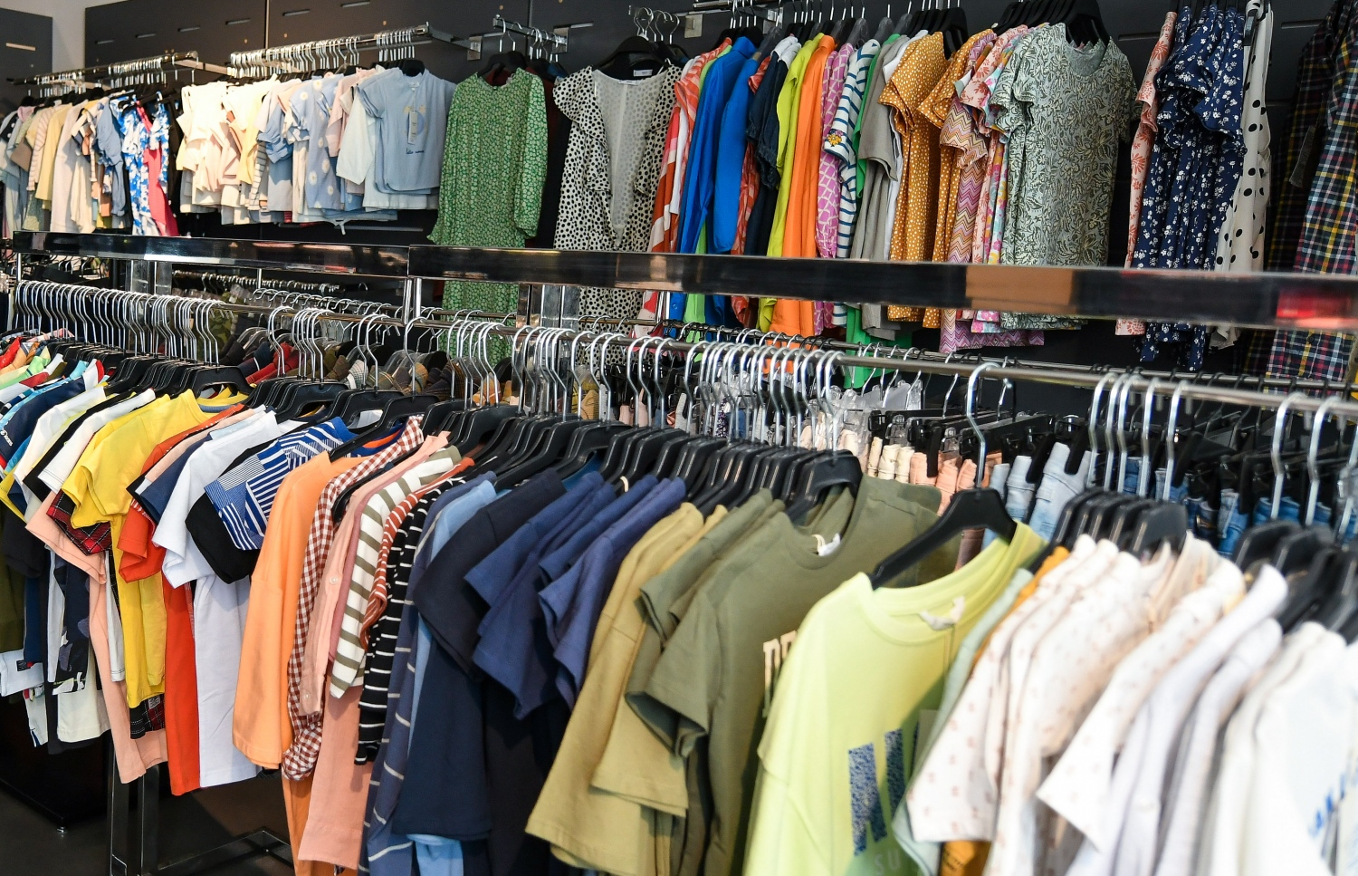 ސޮނީ ސްޕޯޓްސްގެ ފިހާރައެއް: އެ ފިހާރައިގައި ސްޕޯޓްސް ވެއާގެ އިތުރުން ފެޝަން ބްރޭންޑުތަކުގެ ހެދުން ހުރޭ -- ފޮޓޯ: ފަޔާޒް މޫސާ | މިހާރު