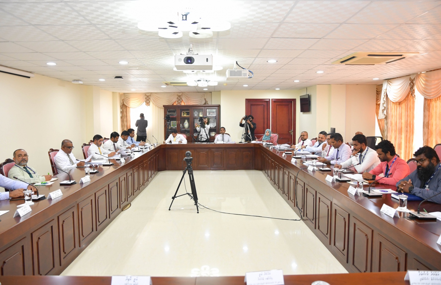 ސްޓެލްކޯ އަދި ފެނަކަ ކޯޕަރޭޝަނުން ދެމުން އަންނަ ކަރަންޓުގެ ހިދުމަތަށް ބިލުކުރުމުގައި މާލެ އާއި ރަށްތަކުގެ ރޭޓްތައް ހަމަހަމަކުރުމަށް ގޮވާލާ ގަރާރާ ގުޅޭގޮތުން މައުލޫމާތު ސާފުކުރުމަށް، މަޖިލީހުގެ ދައުލަތުގެ ކުންފުނިތަކާ ބެހޭ ކޮމިޓީން ބޭއްވި ބައްދަލުވުން -- ފޮޓޯ: މަޖިލިސް