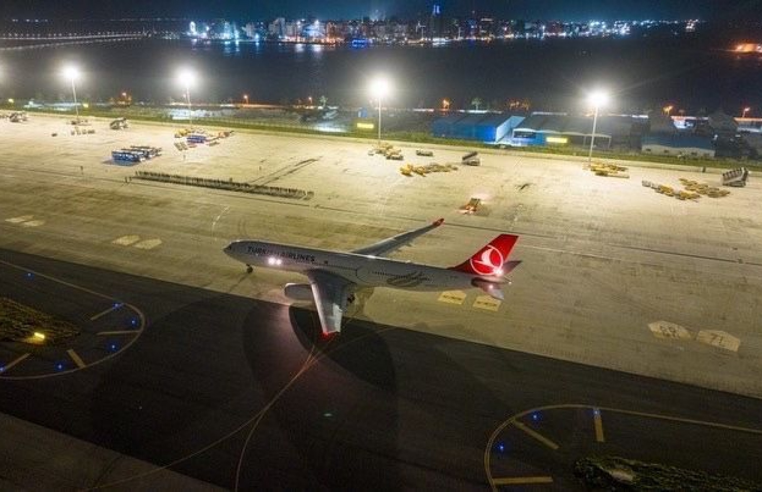 ޓާކިޝް އެއާލައިންގެ މަތިންދާބޯޓު، ރެއާ ހަމައަށް ބޭނުންކުރި ވީއައިއޭގެ ރަންވޭ އިން ފުރަނީ.