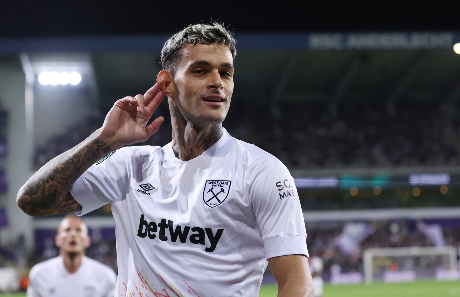 ވެސްޓް ހޭމުން ރޭގެ މެޗުގައި ޖެހި ހަމައެކަނި ލަނޑު ކާމިޔާބުކޮށްދިނުމަށް ފަހު ސްކަމާކާ އުފާފާޅުކުރަނީ.-- ފޮޓޯ: އޭއެފްޕީ