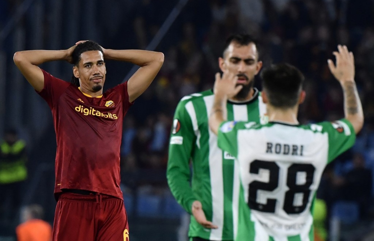 މެޗުން ބަލިވުމުން ރޯމާގެ ޑިފެންޑަރު ސްމޯލިން މާޔޫސް ވެފައި.-- ފޮޓޯ: އޭއެފްޕީ