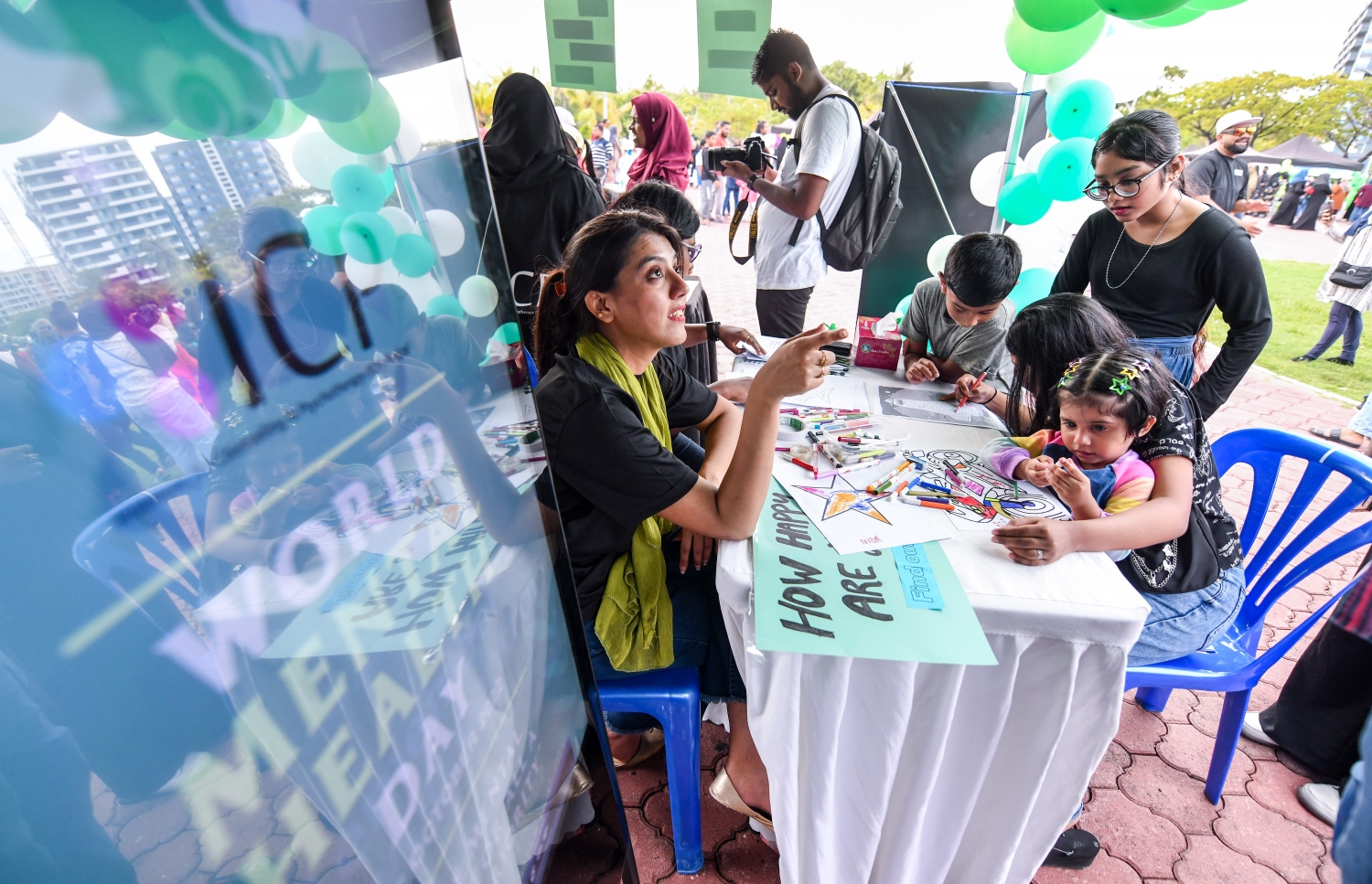 އެ ސްޓޯލުގައި ނަފްސާނީ ބައްޔާއި ދުޅަހެޔޮކަމުގެ ގިނަ މައުލޫމާތުތަކެއް ދީފައިވޭ. ފޮޓޯ: ފަޔާޒް މޫސާ | މިހާރު