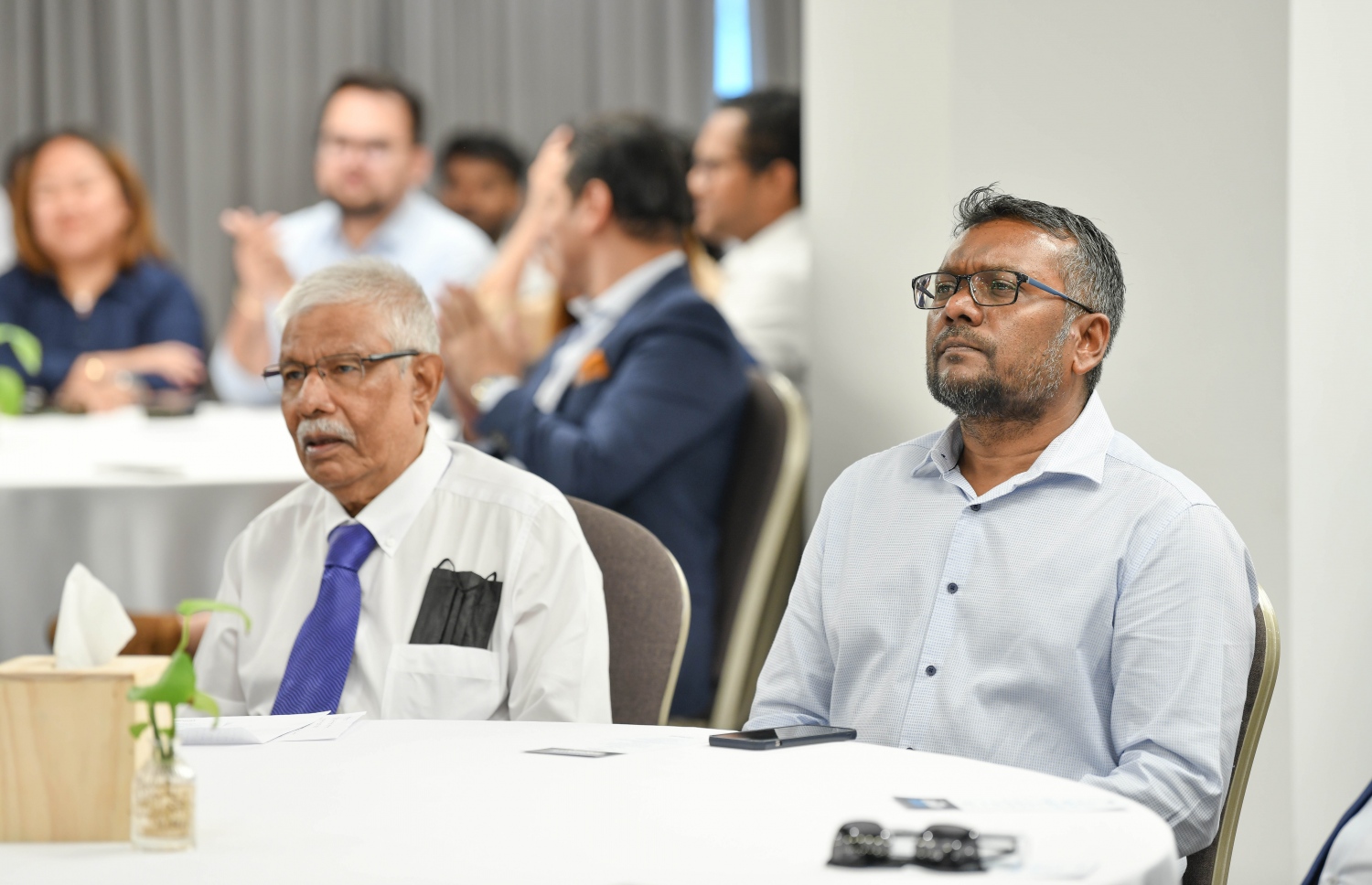 ޔުނިވާސަލް ފައުންޑޭޝަނާއި ވިލާ ކޮލެޖު ގުޅިގެން ކުރިއަށް ގެންދާ "ޑިސްކަވަ ހޮސްޕިޓާލިޓީ" ގެ އެންމެ ފަހުގެ ޕްރޮގްމާގެ އިންޓާންޝިލް ހަވާލުކުރުމަށް ރޭ ބޭއްވި ހަފުލާގައި އިކޮނޮމިކް މިނިސްޓަރު ފައްޔާޒާއި ޔުނިވާސަލްގެ ޗެއާމަން އެމްޔޫ ބައިވެރިވެވަޑައިގަންނަވަނީ.---ފޮޓޯ: ނިޝާން އަލީ| މިހާރު