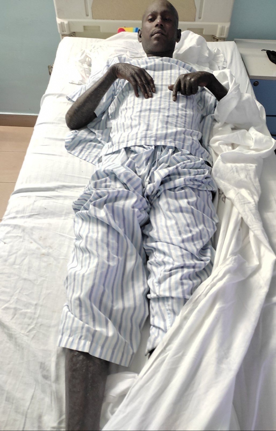 އާދަމް ފާރޫގަށް ހޮސްޕިޓަލުގައި ފަރުވާދެނީ.