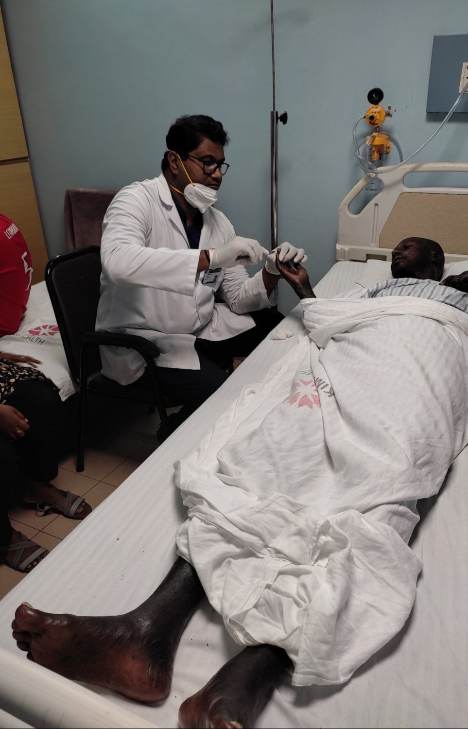 އާދަމް ފާރޫގަށް ޑޮކްޓަރު ފަރުވާދެނީ.