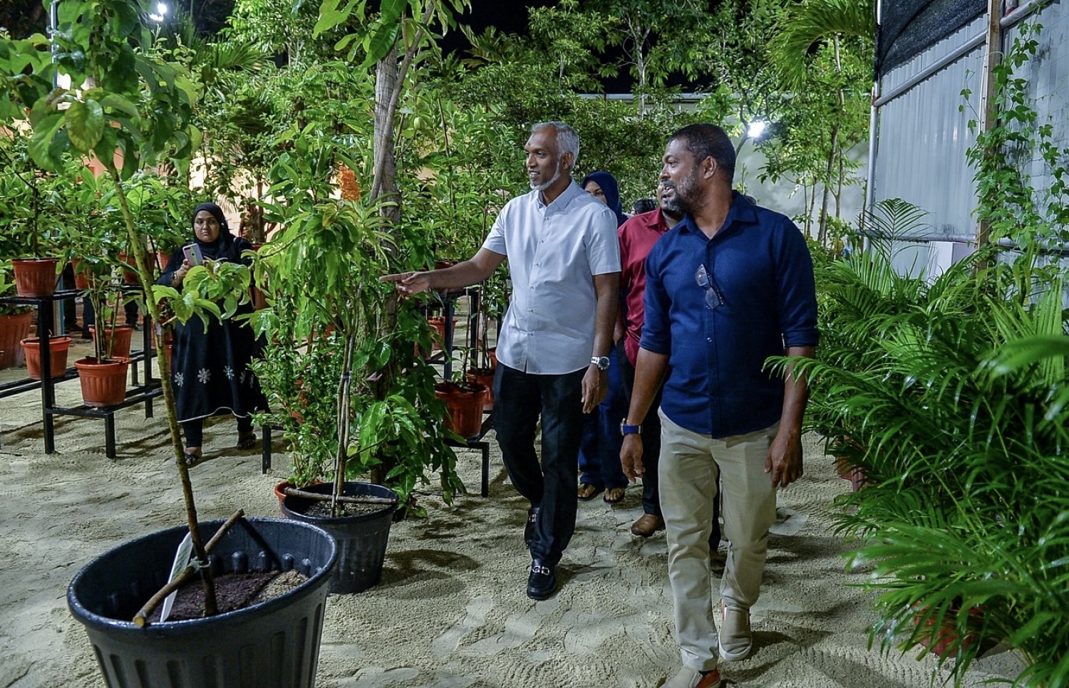 ސިޓީ ކައުންސިލުން "މާލެ ފެހި" ނަމުގައި ހެދި ގަސް ވިއްކާ ފިހާރަ ހުޅުވައިދެއްވުމަށްފަހު، އެ ތަން މޭޔަރު މޭޔަރު ޑރ. މުއިއްޒު ބައްލަވައިލައްވަނީ.-- ފޮޓޯ: ސިޓީ ކައުންސިލް
