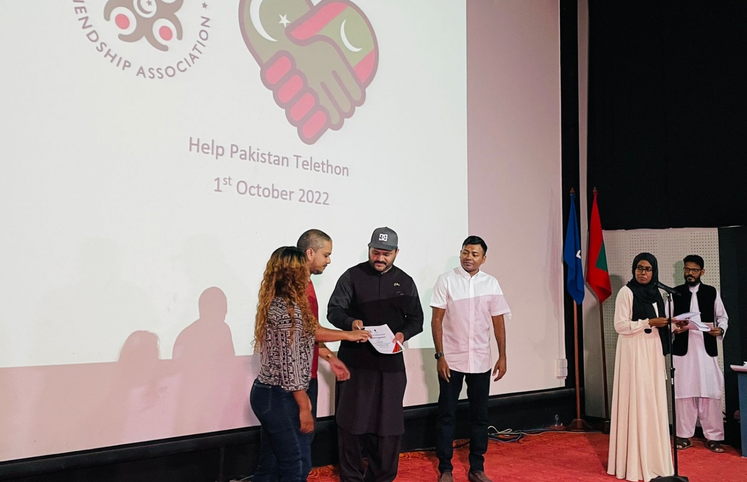 ޓެލެތޯން ކުރިއަށްގެންދަން އެހީތެރިކަން ދިން ފަރާތަކަށް، ޕާކިސްތާނުން ރާއްޖެ ކަނޑައަޅާފައިވާ ސަފީރު ރޭ ސެޓްފިކެޓް ހަވާލުކުރަނީ.-