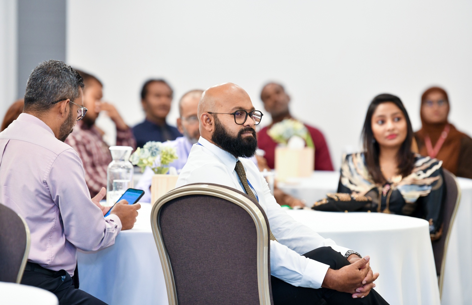 ޕެނަލް ޑިސްކަޝަނުގެ ބައެއް ބައިވެރިން. ފޮޓޯ: ފަޔާޒް މޫސާ