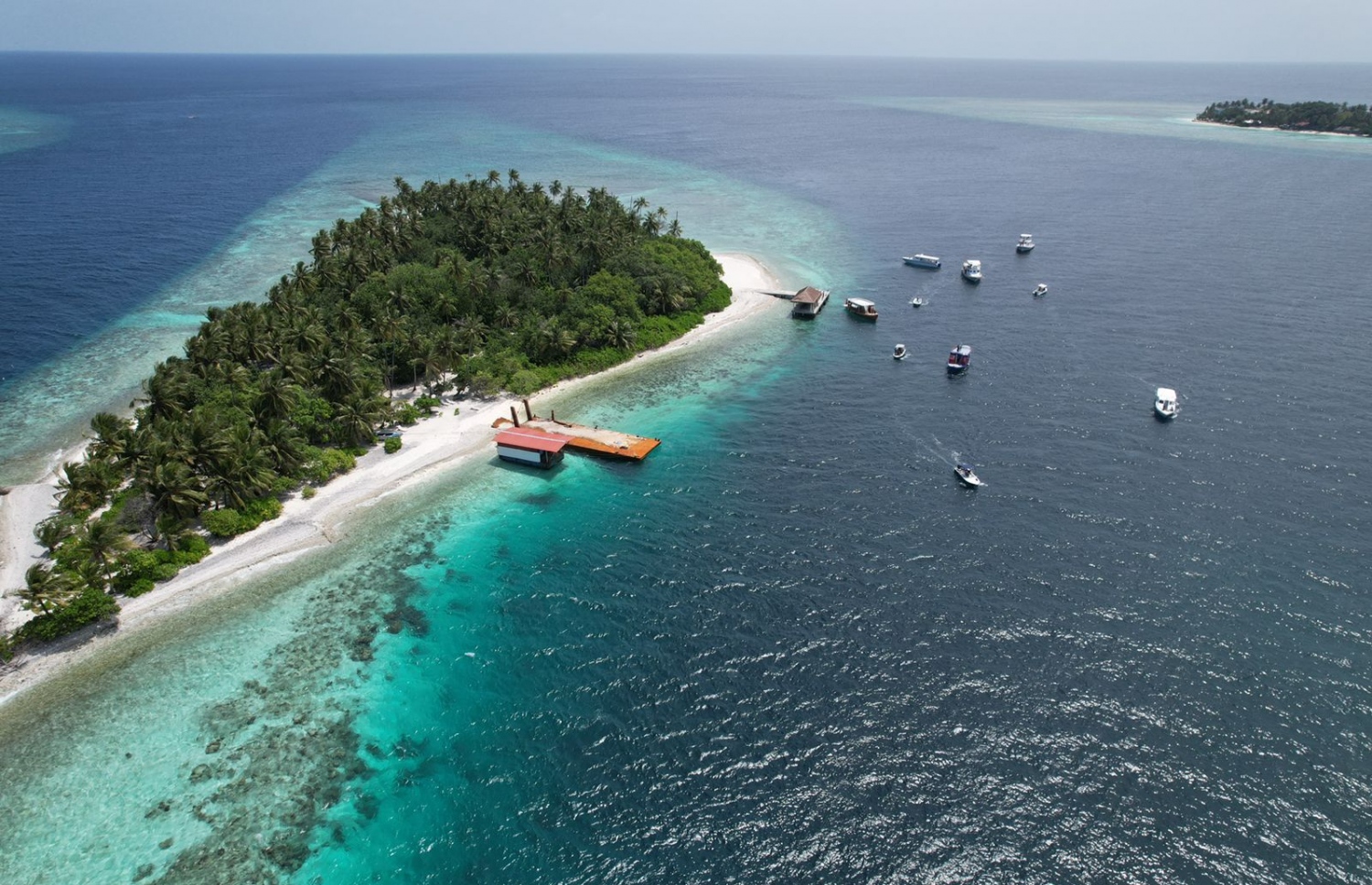 ވ. ހުޅިދޫ: އެ ރަށް ރައްޔިތުންނަށް ނުދޭ މައްސަލާގައި ވ. އަތޮޅުގެ ރައްޔިތުން އެ ރަށް ކައިރިއަށް ދޯނިފަހަރުގައި ގޮސް ނުރުހުން ފާޅުކުރަނީ -- ފޮޓޯ: ވ. ތިނަދޫ ކައުންސިލް