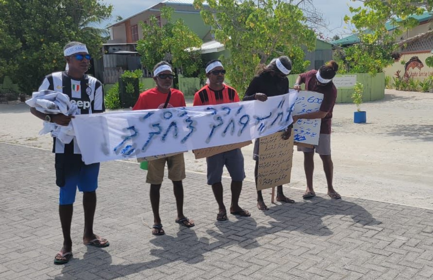 ވ. ހުޅިދޫ މައްސަލާގައި ވ. އަތޮޅުގެ ރައްޔިތުން ނުރުހުން ފާޅުކުރަނީ -- ފޮޓޯ: ވ. ތިނަދޫ ކައުންސިލް