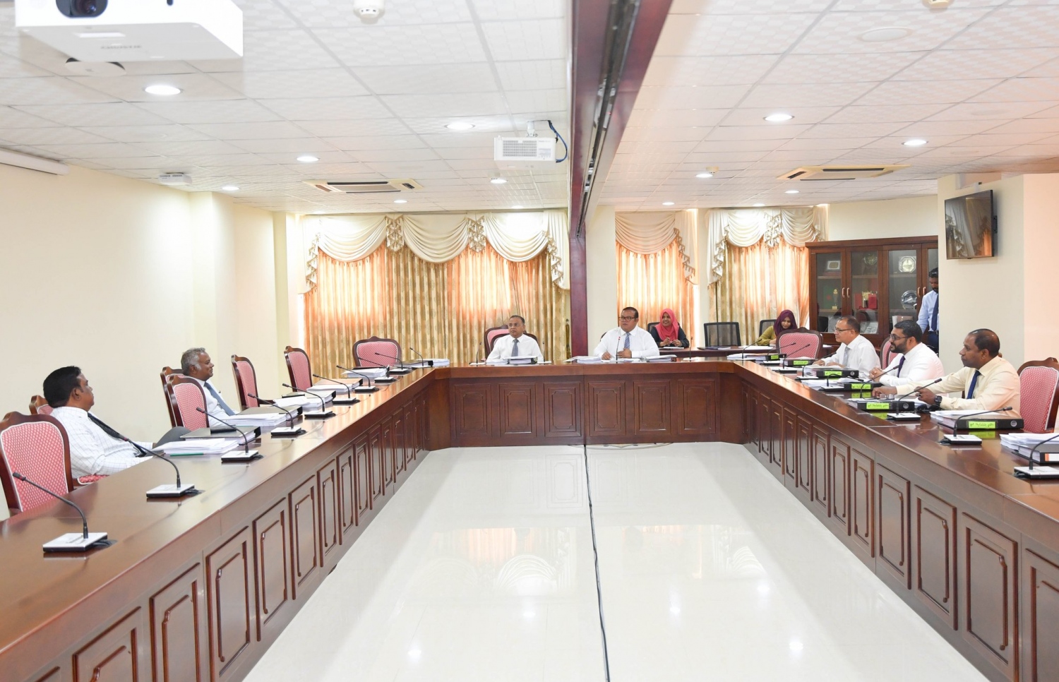 ގައުމީ ސަލާމަތާ ބެހޭ ކޮމިޓީގައި މެމްބަރުން ވާހަކަ ދައްކަވަނީ: އިންސިޑެންޓް ރިޕޯޓް ހޯދައި ރައީސްގެ މޮޓޯކޭޑަށް ހުއްޓުވި މައްސަލަ ބަލަން ކޮމިޓީން ވަނީ ނިންމާފައި.