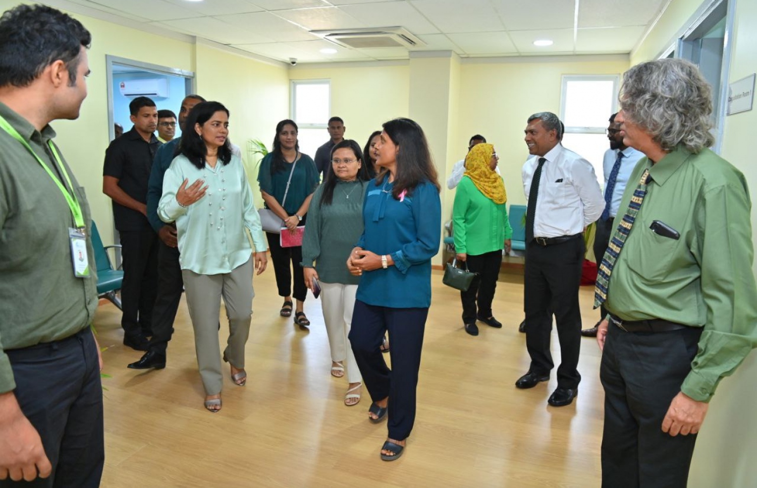 ހުޅުމާލެ ހޮސްޕިޓަލްގައި މެންޓަލް ހެލްތު ސެންޓަރު ހުޅުވައިދެއްވުމަށްފަހު ފަސްޓް ލޭޑީ ފަޒްނާ، އެ ސެންޓަރު ބައްލަވާލައްވަނީ.-- ފޮޓޯ: ރައީސް އޮފީސް