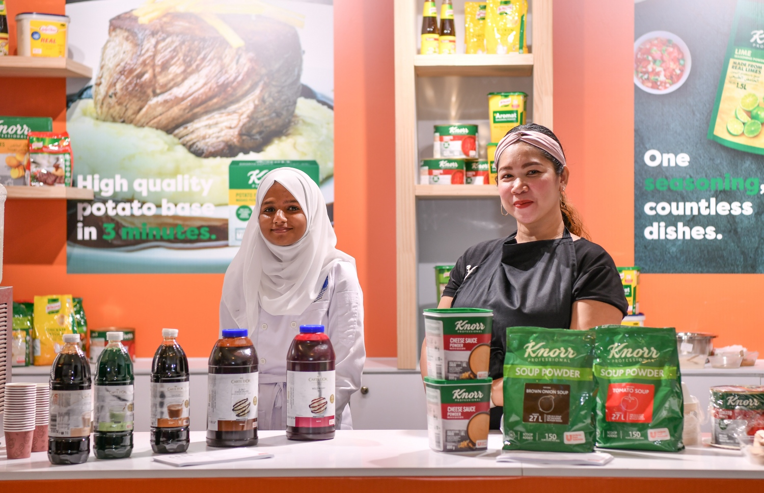 އެމްއެންޔޫގެ ކަލިނަރީ ސްކޫލުގެ ދަރިވަރުންގެ ހުނަރު ބީބީއެމް ސްޓޯލުން ދައްކާލި. -- ފޮޓޯ:ނިޝާން އަލީ/މިހާރު