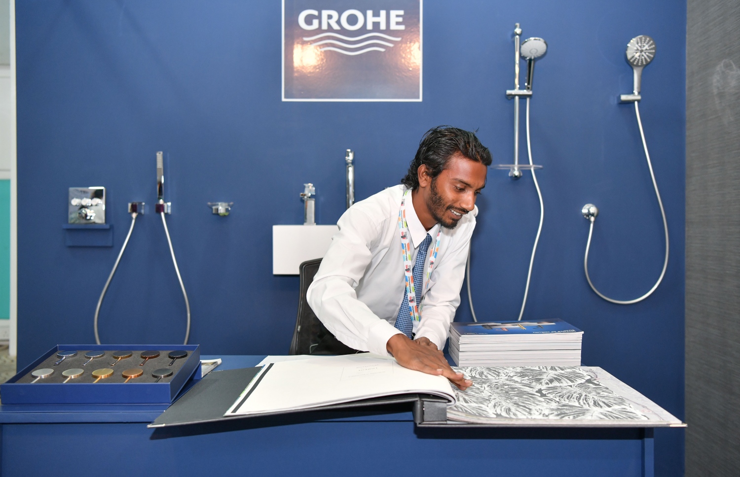 ފާހަނާއަށް ބޭނުންވާ އެކި ކަހަލަ ލަގްޒަރީ ސާމާނު ޝޯ ކޭސްކޮށްފައިވާ ސްޓޯލެއް. -- ފޮޓޯ:ނިޝާން އަލީ/މިހާރު