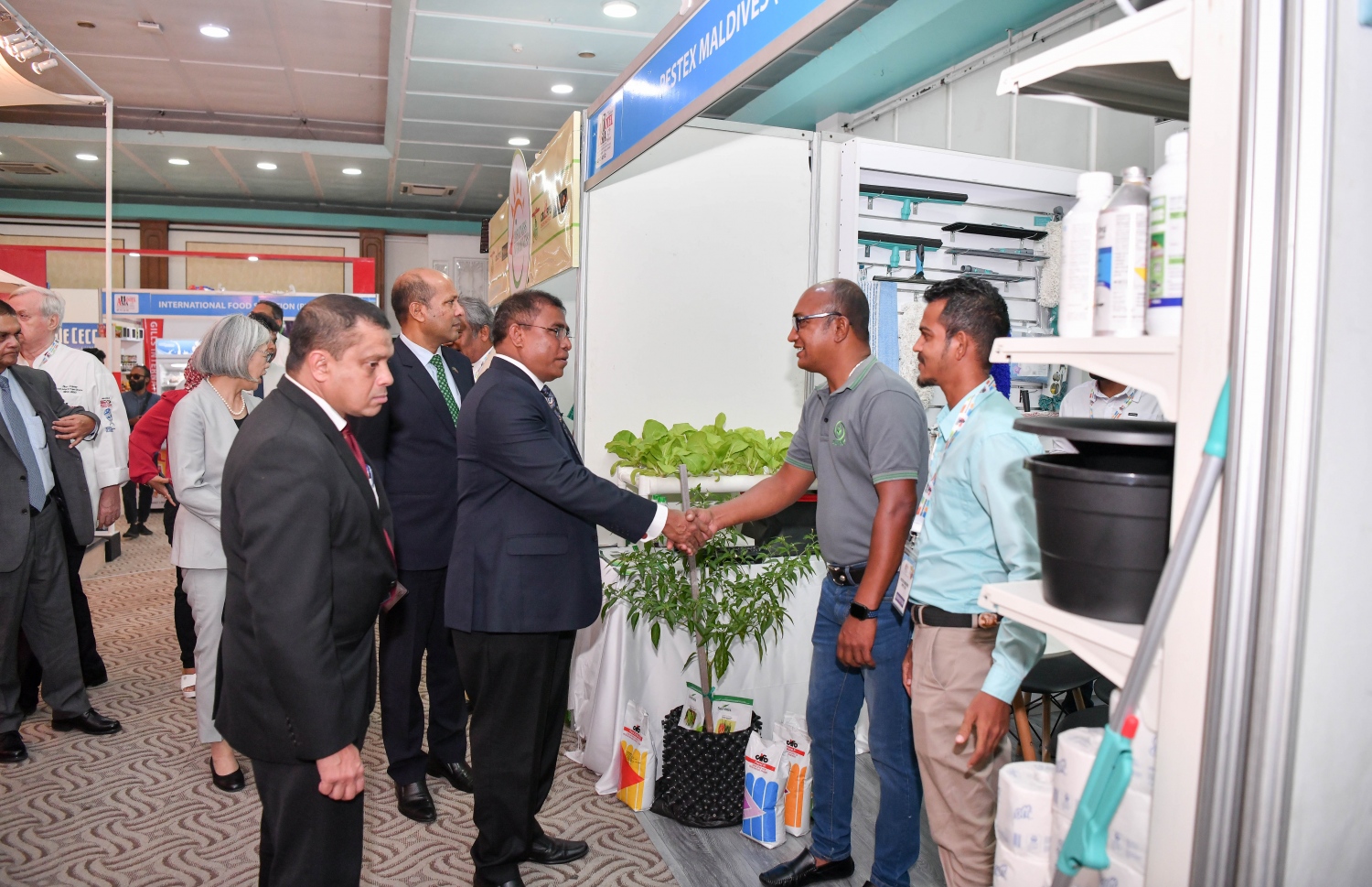 ޓޫރިޒަމް މިނިސްޓަރު އަބްދުﷲ މައުސޫމް ސްޓޯލްތަކަށް ޒިޔާރަތް ކުރައްވަނީ. -- ފޮޓޯ: ނިޝާން އަލީ | މިހާރު