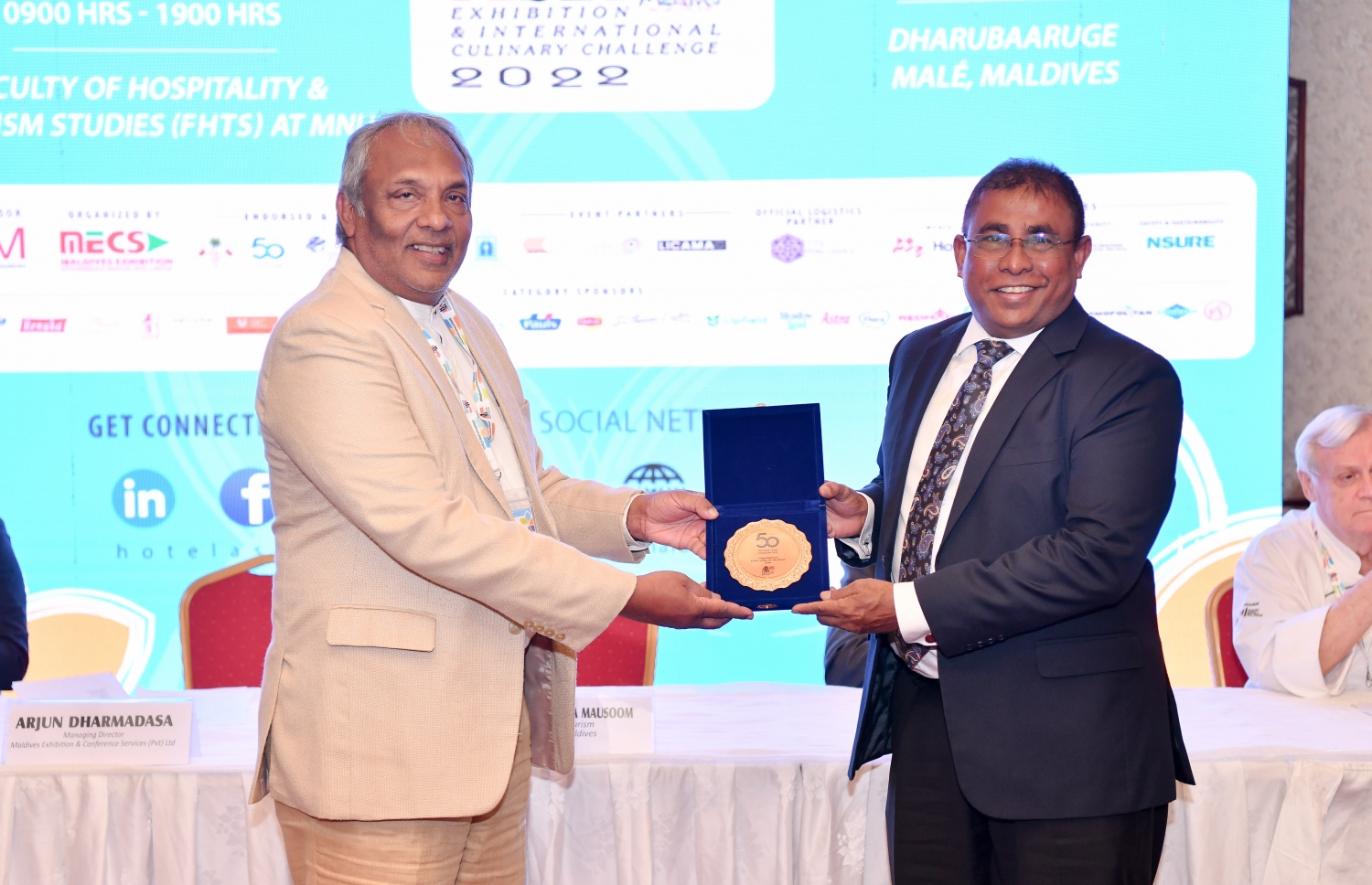 މެކްސްއިން ޓޫރިޒަމް މިނިސްޓަރު އަބްދުﷲ މައުސޫމް (ކ) އަށް ހަނދާނީ ފިލައެއް އަރުވަނީ. ފޮޓޯ: ނިޝާން އަލީ | މިހާރު