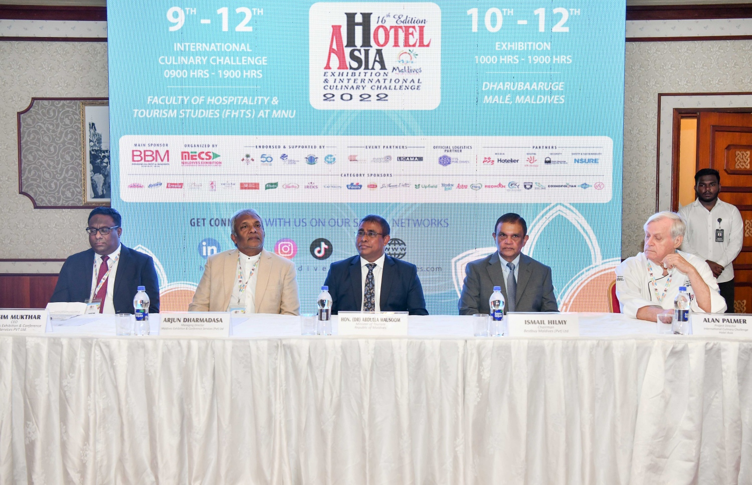 ހޮޓެލް އޭޝިއާގެ އިސް ފަރާތްތަކާ އެކު ޓޫރިޒަމް މިނިސްޓަރު މައުސޫމް. -- ފޮޓޯ: ނިޝާން އަލީ | މިހާރު