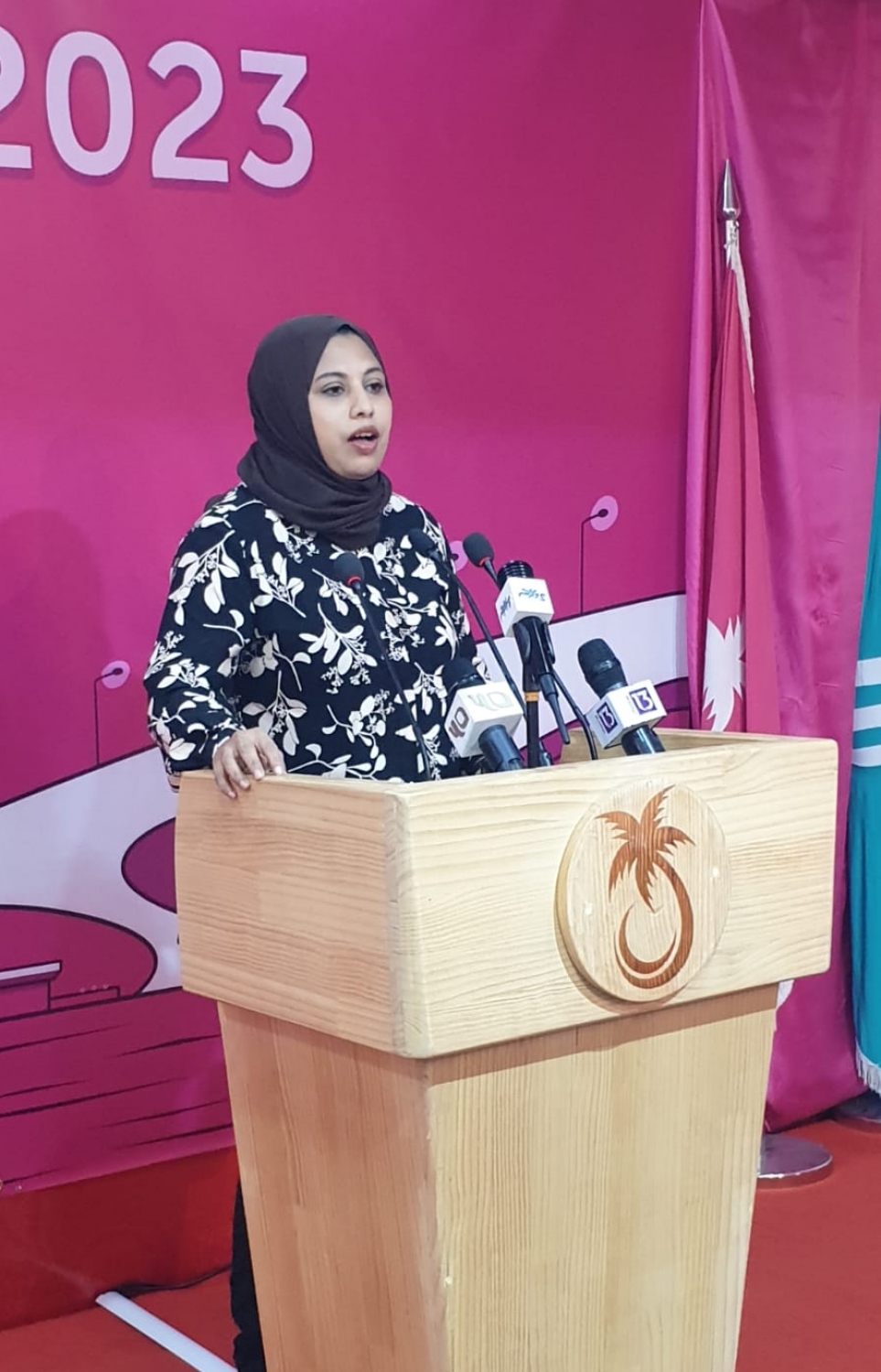 ހީނާ ވަލީދު ނޫސްވެރިންނާ ވާހަކަ ދައްކަވަނީ: ޔާމީންގެ ދަތުރުފުޅުގައި މެނިފެސްޓޯއަށް ރައްޔިތުންގެ ހިޔާލާއި މަޝްވަރާ ހޯއްދަވާނެ ކަަމަށް ވިދާޅުވި. -- ފޮޓޯ | ޕީޕީއެމް