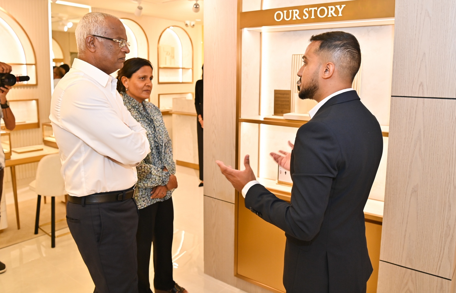 ކްލެވެންޓީ ފިހާރަ ހުޅުވުމުގެ ރަސްމިއްޔާތުގައި ރައީސްގެ ދެކަނބަލުން ބައިވެރިވެވަޑައިގަންނަވަނީ. -- ފޮޓޯ | ރައީސް އޮފީސް