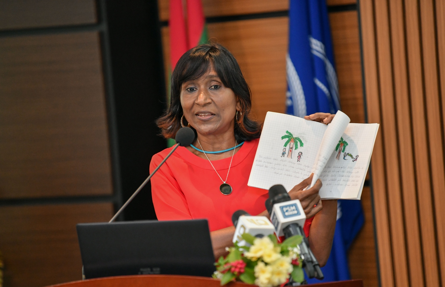 ފޮތް އިލުސްޓްރޭޓު ކުރުމުގެ ކުރިން، އެ ފޮތުގެ ހިޔާލު އޮތްގޮތާއި، އެ ފޮތް އެންމެ ފުރަތަމަ އަމިއްލަ އަށް ފަރުމަކޮށްފައިވާ ގޮތް ދައްކާލަނީ. ފޮޓޮ: ނިޝާން އަލީ | މިހާރު