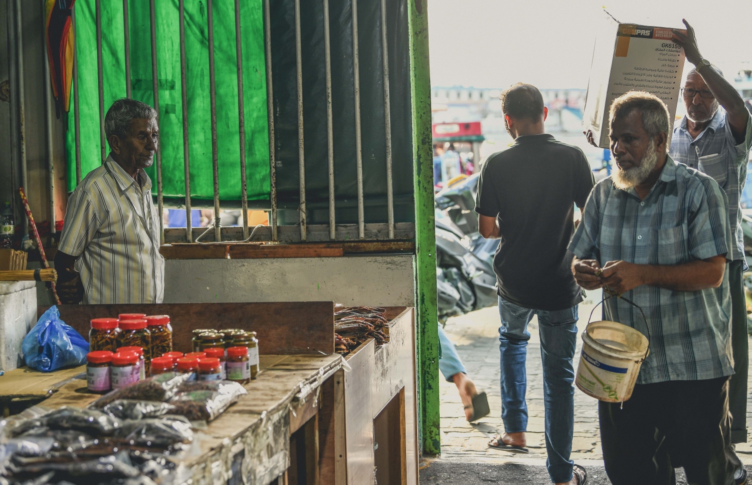 ސަމީއުބެ ހުރީ، ހެލިފެލިވެ އުޅެވޭހާ ދުވަހަކު މަސް ވިއްކުމުގެ މަސައްކަތުގައި ދެމިހުންނާށެވެ. ބަޔަކަށް މުސާރަ ދީގެން، މަސް ކެއްކުމުގެ މަސައްކަތް ކުރުވިޔަސް ގާތުން އެ ކަން ބަލައި އެ ވިޔަފާރީގެ މޭސްތިރިއަކީ އަދިވެސް އޭނާ އެވެ. އެއީ ކޮންމެ ދުވަހެއްގައި އޭނާގެ މަސައްކަތެވެ. ވަޅޯމަސް މާރުކޭޓުން ސަމީއުބެ ކޮންމެ ދުވަހަކު ފެންނަނީ އެހެންވެ އެވެ.