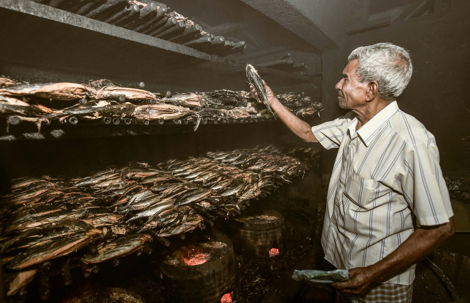 ސަމީއުބެގެ ގެ، ގ. އީރީ ގައި މިހާރު ވެސް ކޮންމެ ދުވަހަކު މަސް ކެއްކުމުގެ މަސައްކަތް ކުރެ އެވެ. އެކަމަކު، އޭނާގެ ފަރާތުން ފޫހިކަމެއް ނުފެނެ އެވެ. އެ މަސައްކަތް ކުރާ ގޮތް އޭނާ ވަރަށް ގާތުން ބަލަ އެވެ. ސަމީއުބެގެ މިހާރުގެ މަސައްކަތަކީ އޭނާ ގެންގުޅޭ ތިން މީހުން މަސް ކެއްކުމުގެ މަސައްކަތް ކުރާ ގޮތް ބަލައި، ރަނގަޅު ކުރަން ޖެހޭ ކަންކަން ބުނެ ދިނުމެވެ.