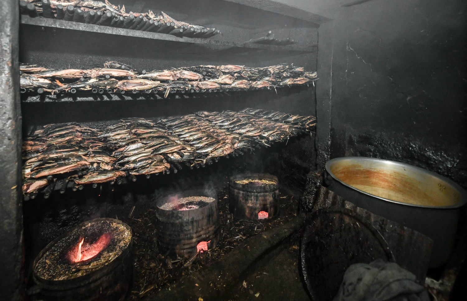 މަސައް ކެއްކުމުގެ މަސައްކަތް މިހާ ދުވަސްވީއިރު ވެސް ކުރަނީ ސަމީއުބެގެ ގޭގަ އެވެ. އެއީ މާލޭގައި މިހާރު އެ މަސައްކަތްކުރާ ހަމައެކަނި ގެ އެވެ. އިހުގައި ދަރު އުނދުނުން ކެއްކި ނަމަވެސް މިހާރު އެކަން ކުރަނީ ތެޔޮ އުނދުނުގަ އެވެ. އެކަމަކު، އޮތް އެންމެ ބޮޑު ދައްޗަކީ ތެޔޮ ހޯދުމުގެ އުނދަގުލެވެ.