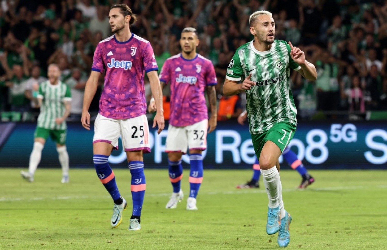 މެކާބީ ހައިފާ އިން ލަނޑެއް ޖެހުމަށް ފަހު އުފާފާޅުކުރަނީ. -- ފޮޓޯ: އޭއެފްޕީ