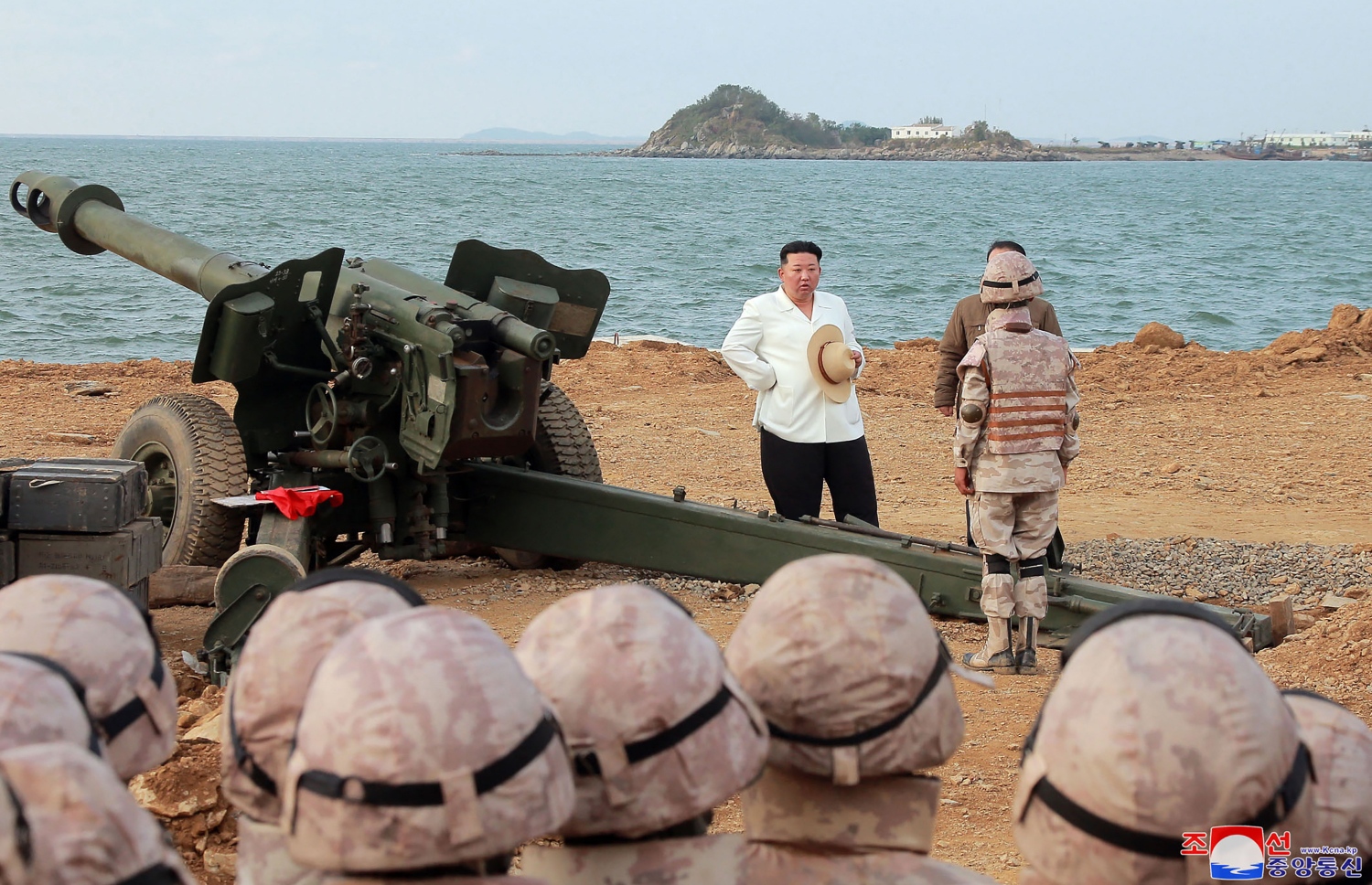 އުތުރު ކޮރެއާ އިން އޮކްޓޫބަރު 6، 2022ގައި ކުރިއަށް ގެންދިޔަ އަސްކަރީ ފަރިތަކުރުންތައް ކުރިއަށް ދާއިރު އެ ގައުމުގެ ރައީސް ކިމް ޖޮންގް-އުން އެ މަންޒަރު ބައްލަވަނީ. --އޭއެފްޕީ