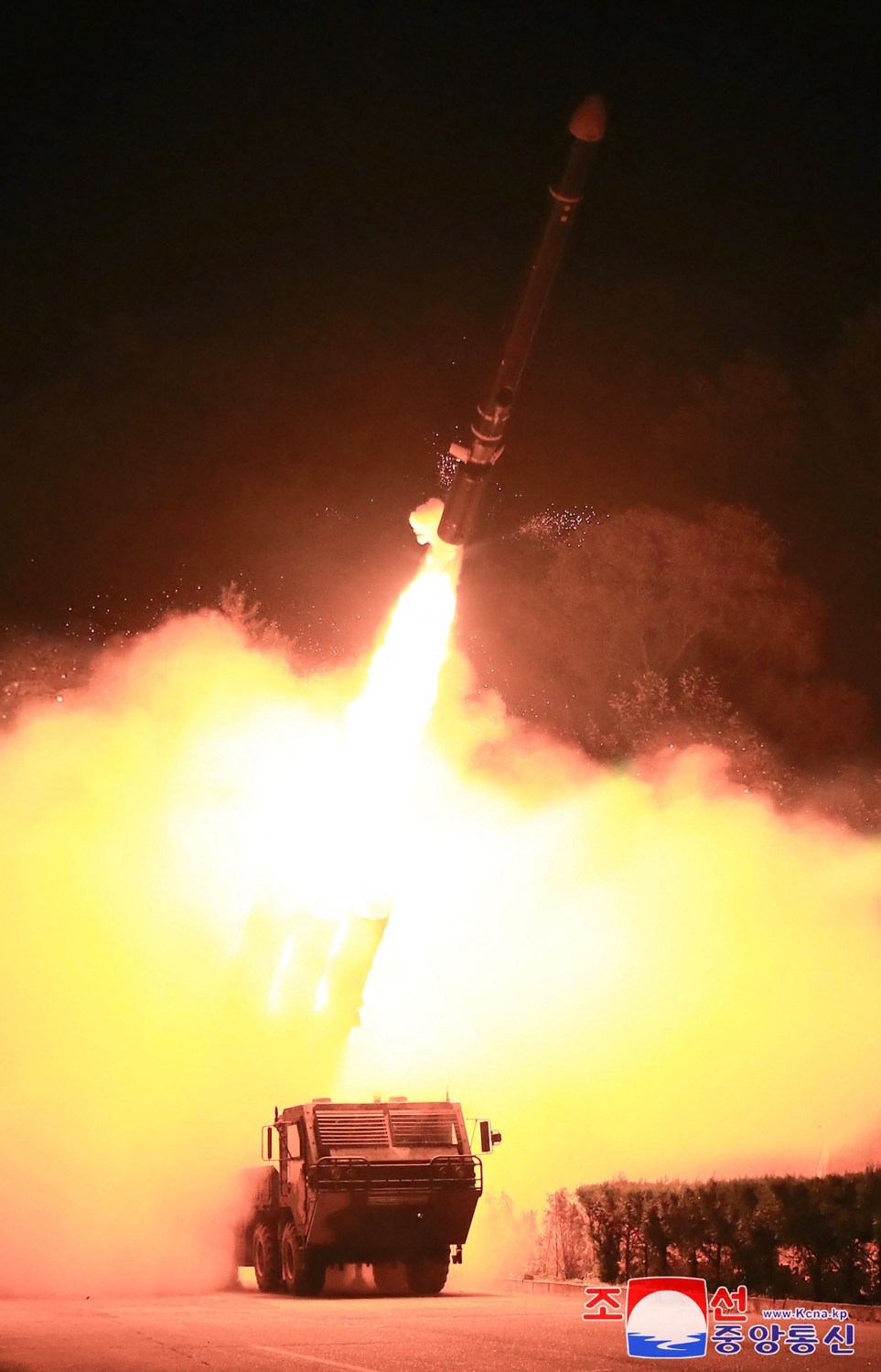 އުތުރު ކޮރެއާ އިން އޮކްޓޫބަރު 12، 2022 ގެ ދަންވަރުގެ ވަގުތެއްގައި ދުރު ރާސްތާގެ ކުރޫޒް މިސައިލެއްގެ އަޖުމަ ބެލުމުގެ ގޮތުން ވައިގެ ތެރެއަށް ފޮނުވައިލަނީ. --އޭއެފްޕީ