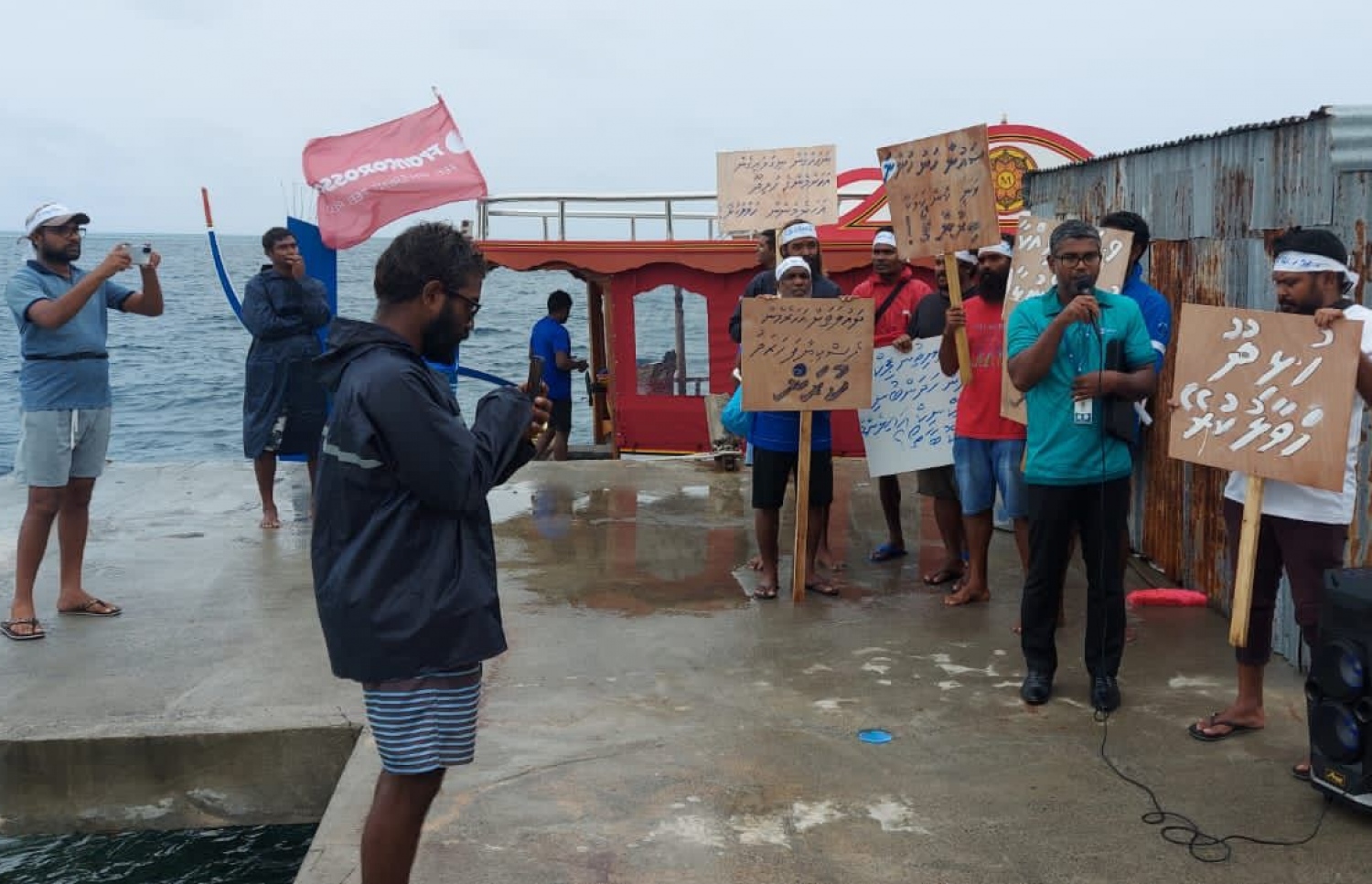 ހުޅިދޫގައި އިއްޔެ މުޒާހަރާކުރަނީ: މިއަދު ހަވީރު ވެސް މި ރަށަށް ގިނަ ބަޔަކު އަރައި ބައްދަލުވުމެއް ބާއްވަން ނިންމާފައިވާ ކަމަށް ޝުޖާއު ވިދާޅުވި.