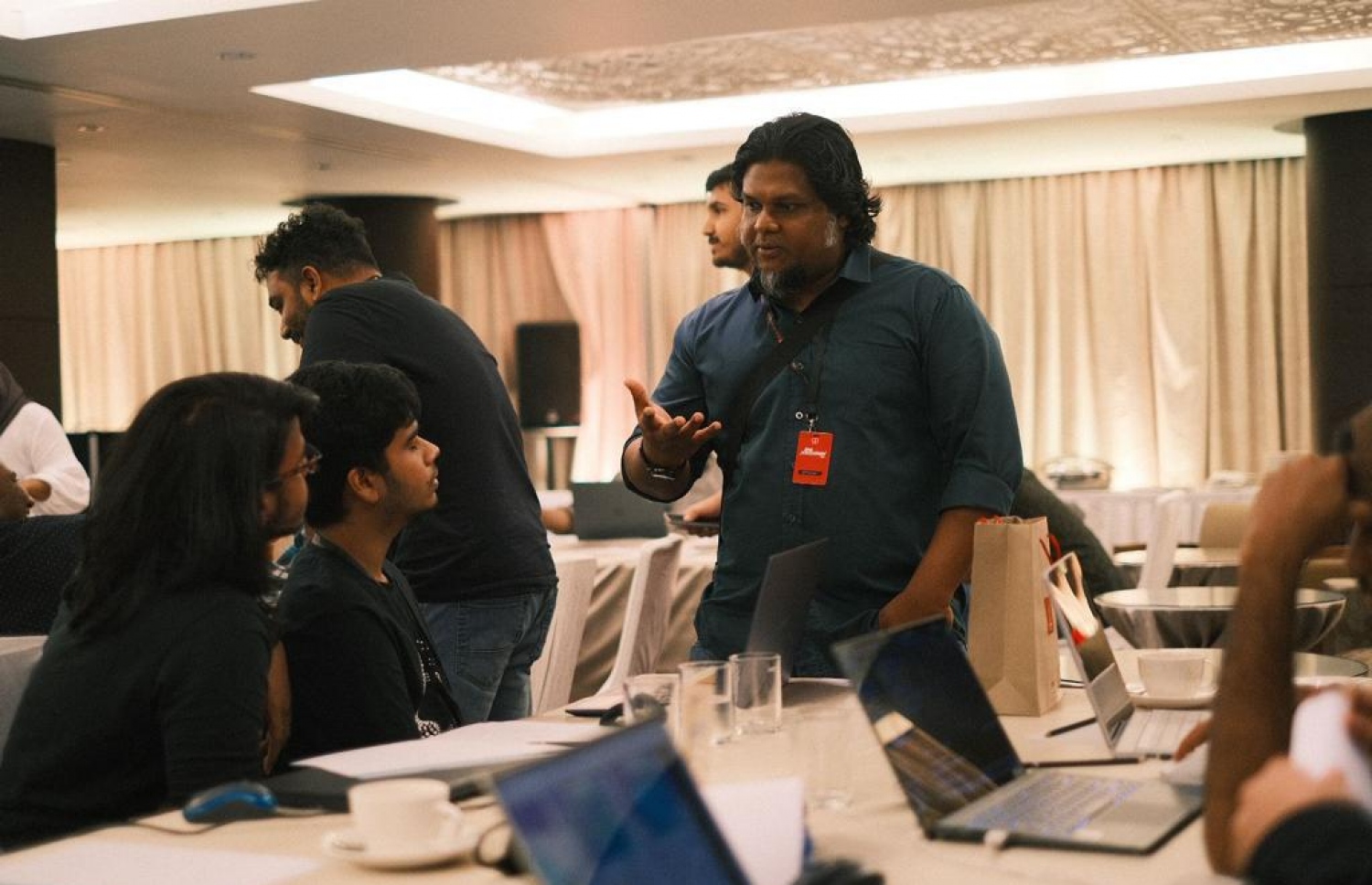 ބީއެމްއެލް "އިނޮވޭޓިވް ލެބް ހެކަތޮން" ގެ އަމާޒަކީ ކަސްޓަމަރުންނަށް ލުއި ގޮތްތައް ހޯދައިދިނުން. ---ފޮޓޯ: ބީއެމްއެލް