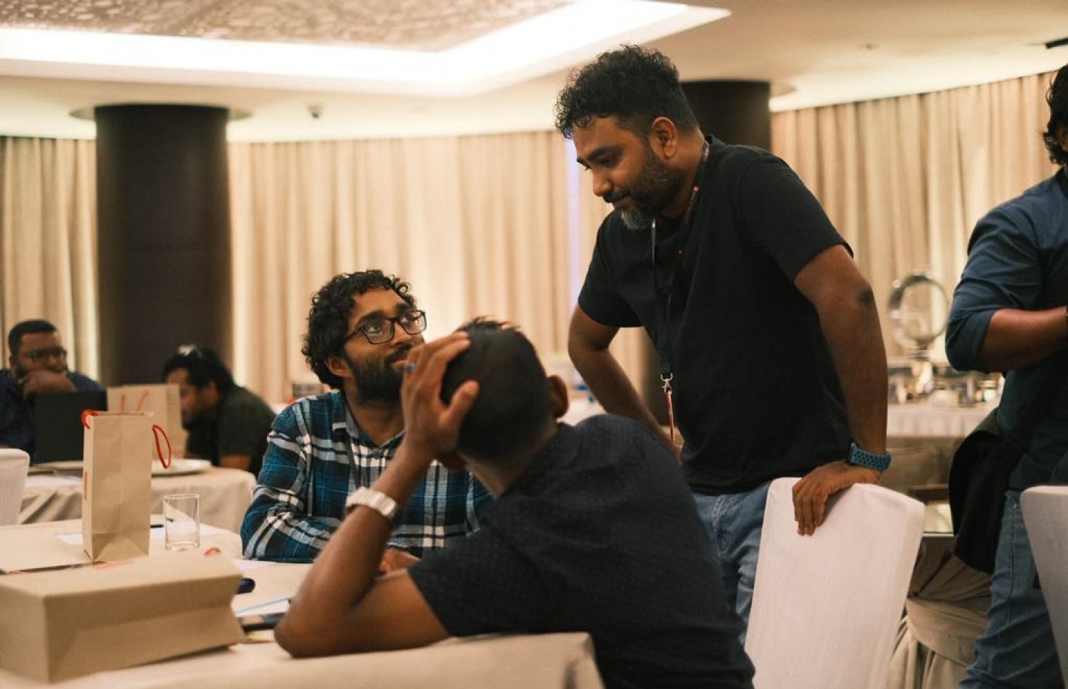 ބީއެމްއެލް "އިނޮވޭޓިވް ލެބް ހެކަތޮން" ގައި ބައިވެރިން މަޝްވަރާކުރަނީ ---ފޮޓޯ: ބީއެމްއެލް