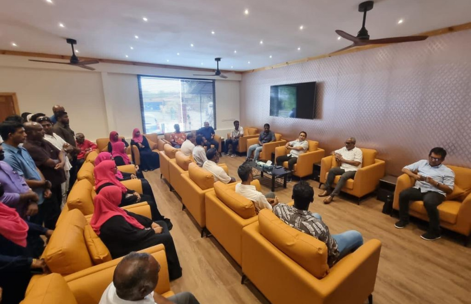 ކުރީގެ ރައީސް އަބްދުﷲ ޔާމީން ހދ. ހަނިމާދޫއަށް ވަޑައިގެން އެރަށުގައި ތިއްބި އިދިކޮޅުގެ ސަޕޯޓަރުންނާ ބައްދަލުކުރެއްވުން.-- ފޮޓޯ: ޕީޕީއެމް