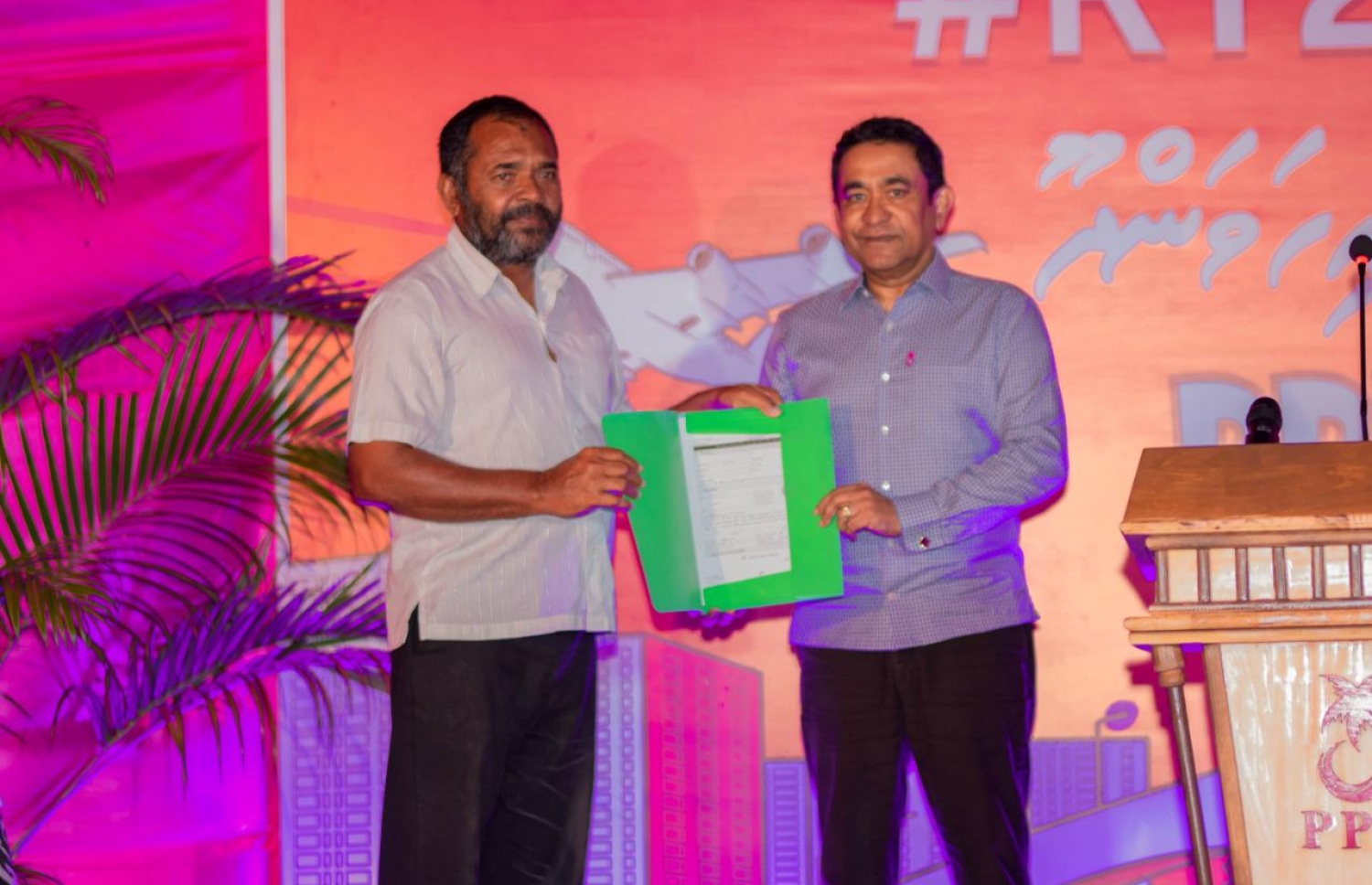 ޕީޕީއެމުން އިހަވަންދޫގައި މިރޭ ބޭއްވި ޖަލްސާގައި އެ ޕާޓީ އަށް ސޮއިކުރި މީހެއްގެ ފޯމާ، ޔާމީން ހަވާލުވެވަޑައިގަންނަވަނީ.---ފޮޓޯ: ޕީޕީއެމް